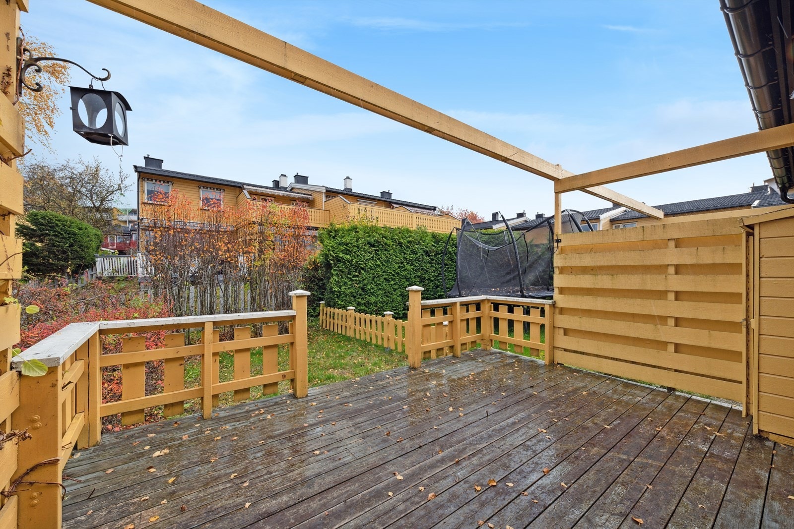 Boligen byr på flere uteområder med nok boltringsplass. Galleribilde