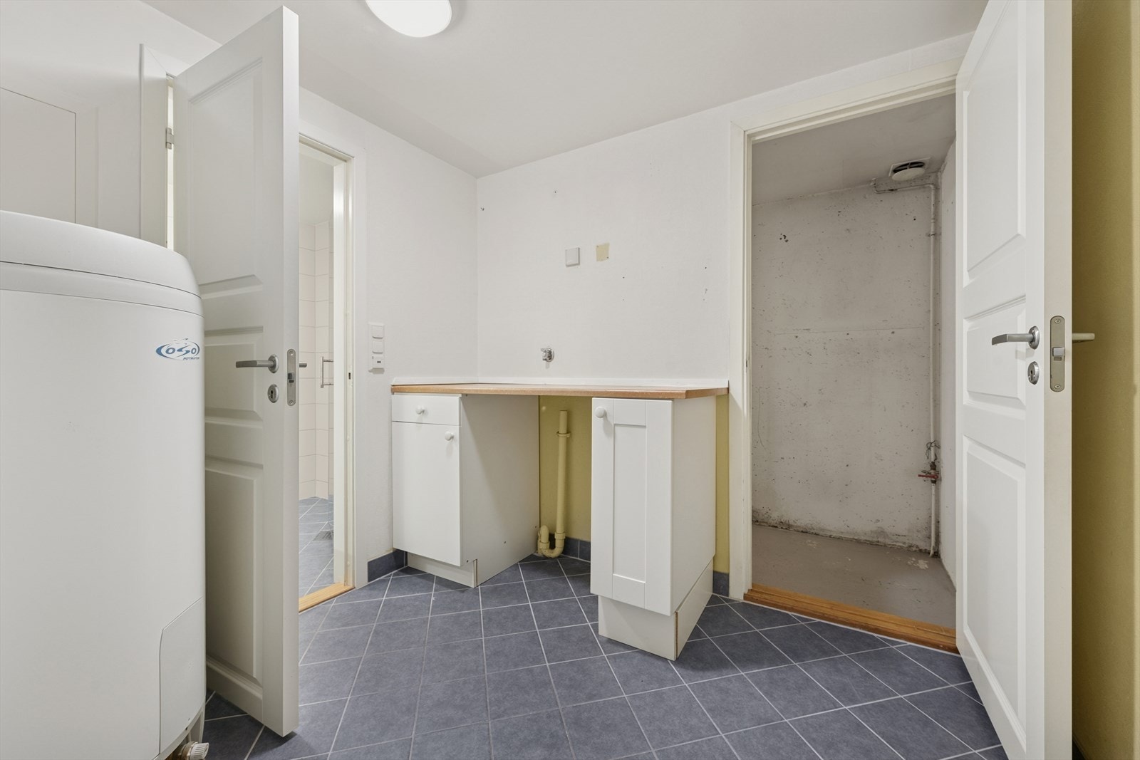 Du finner god plass til vaskemaskon, skapinnredning og varmtvannsberederen. Galleribilde