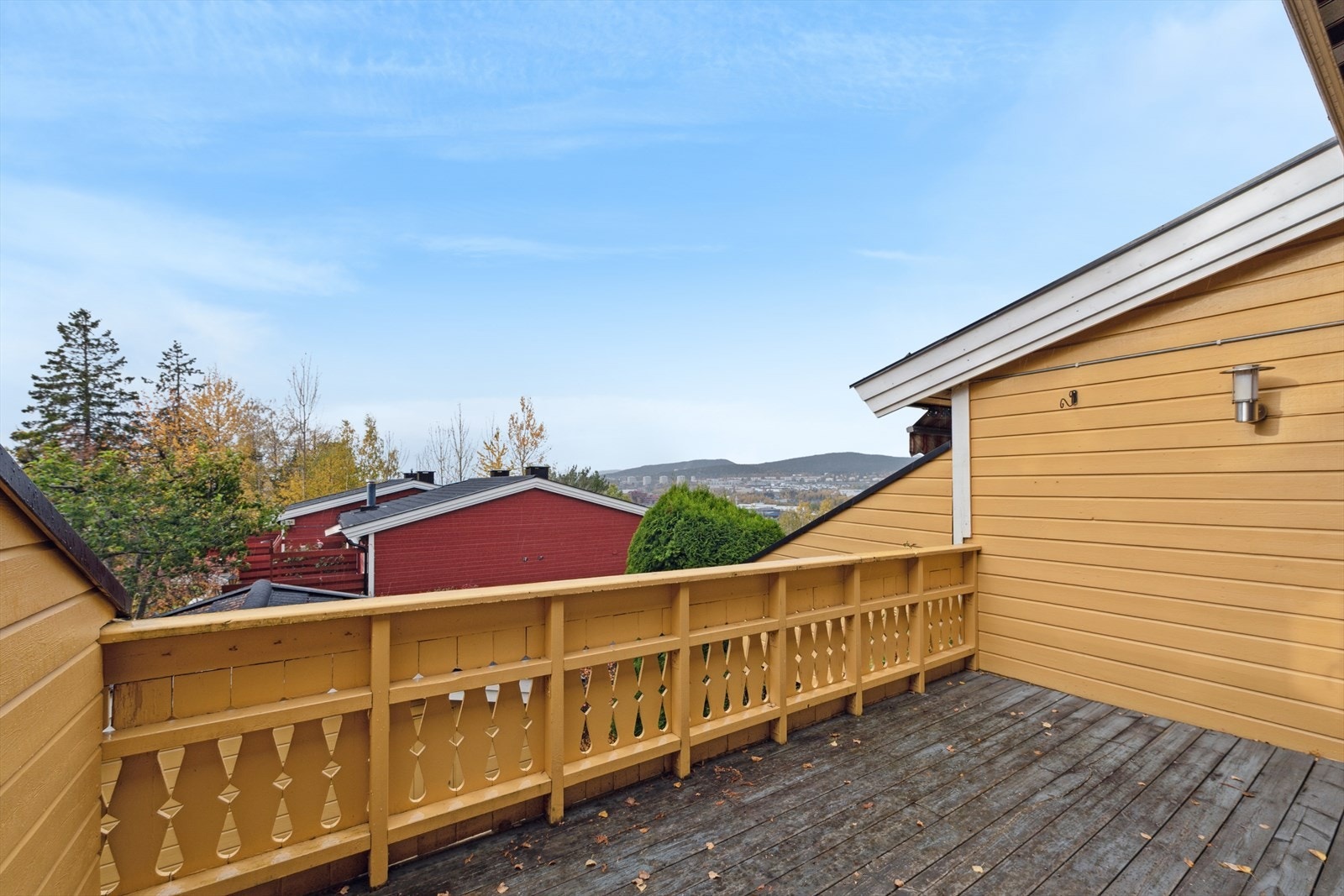 Fra stuen har du adkomst til vestvendt balkong på 9,5m² med gode solforhold og fin utsikt. Galleribilde