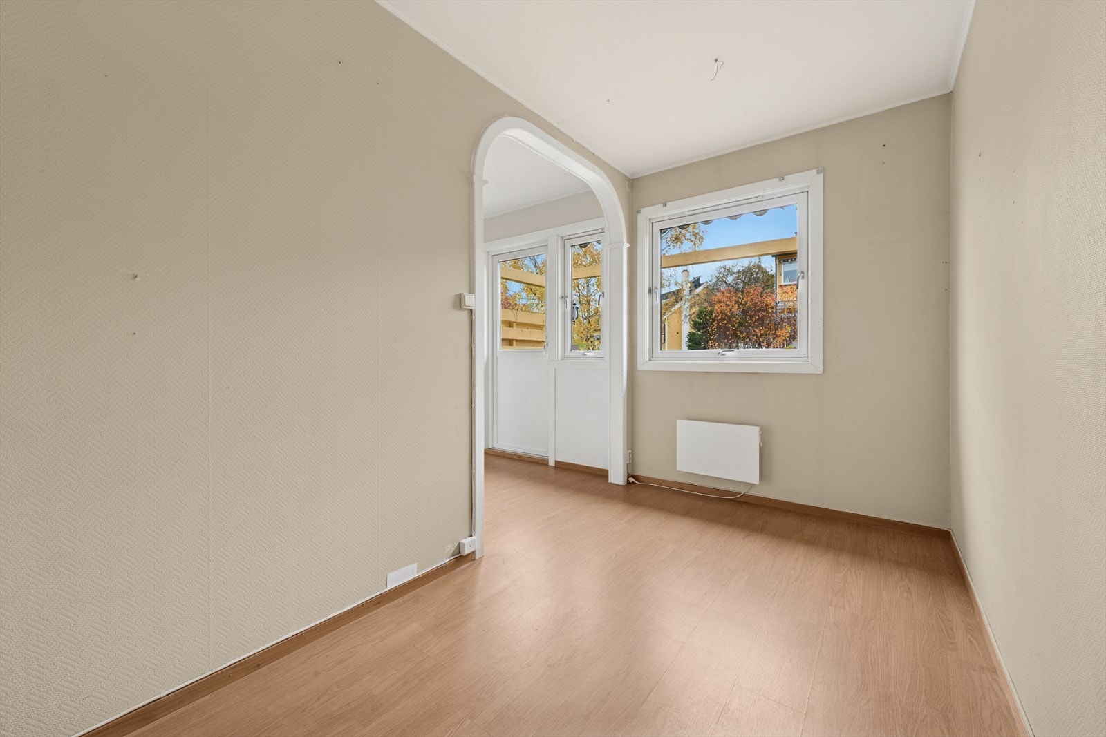 SPISESTUE | Her har du god plass til spisestue eller omgjøring til et ekstra soverom i hjemmet med adkomst fra stuen. Omgjøring er ikke undersøkt med styret eller kommunen om det krever godkjenning. Galleribilde