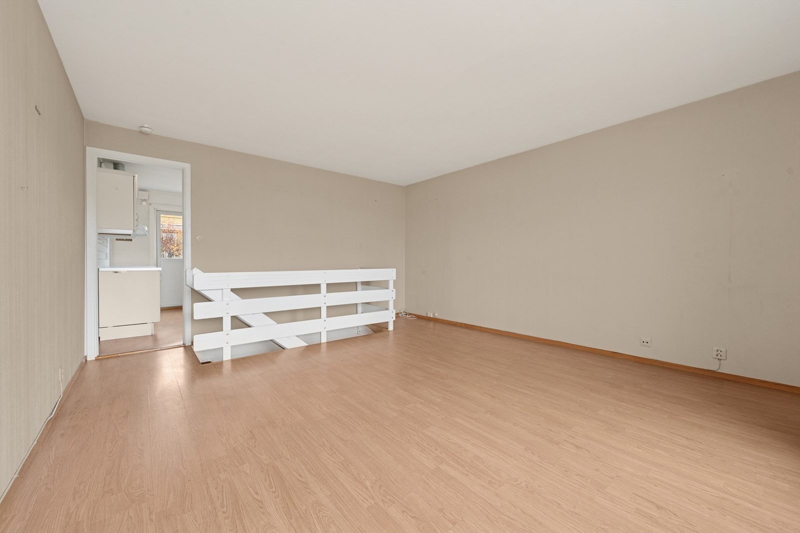 Fra stuen har du adkomst til kjøkkenet samt spisestuen. Galleribilde