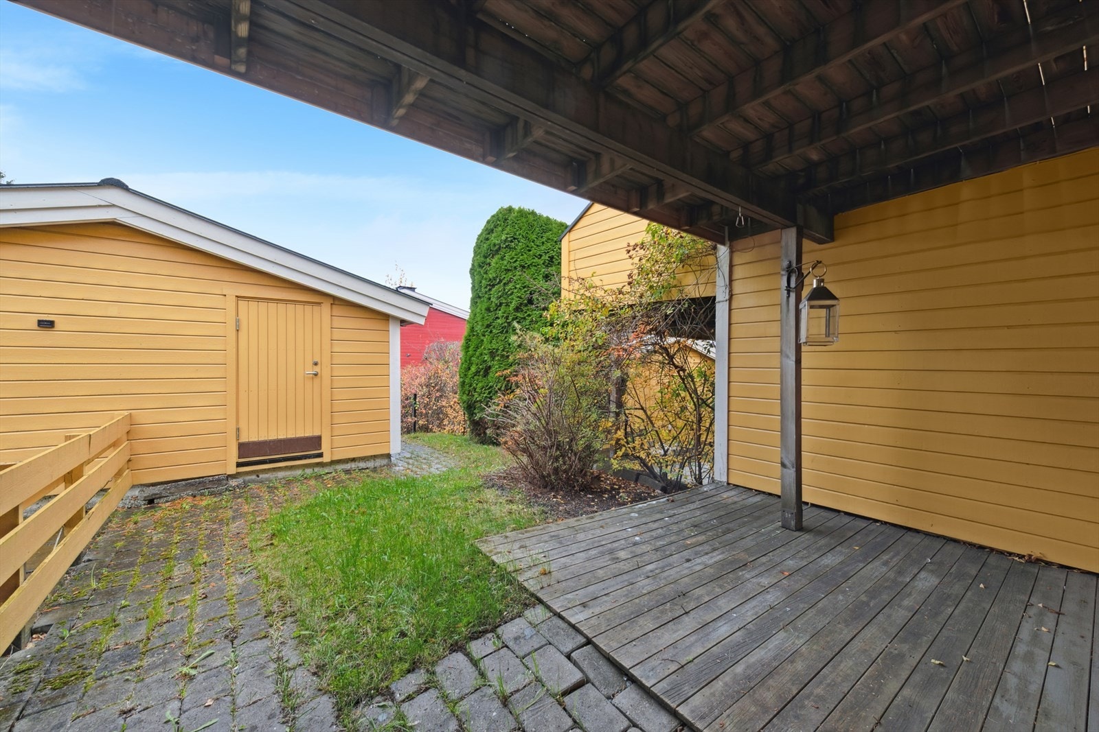 Ved boligens adkomst finner du en utvendig bod. Galleribilde