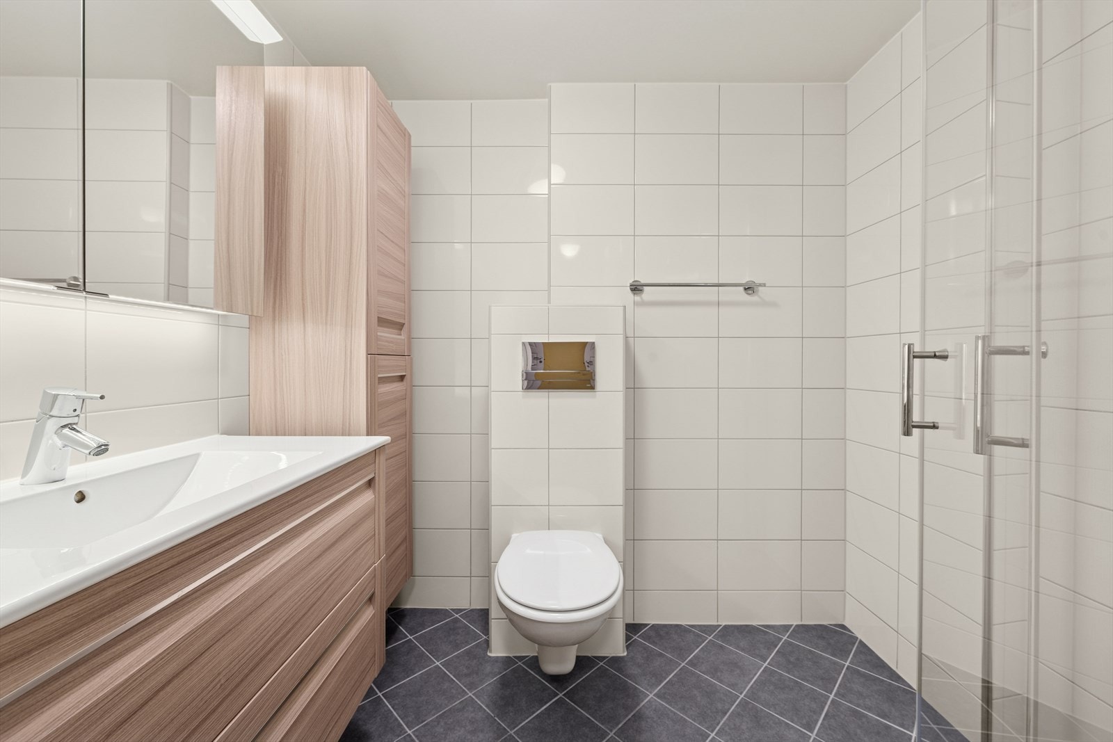 BAD 2016 |
Baderom fra 2016 av god størrelse med varmekabler. Galleribilde