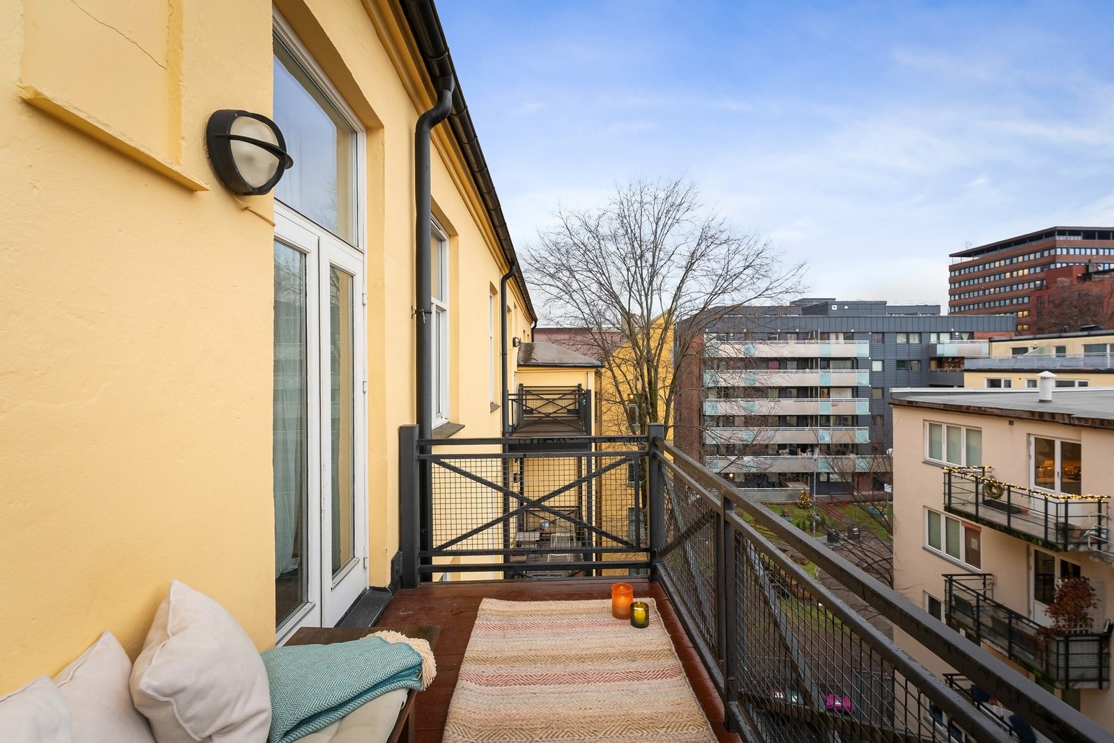 Balkongen vender ut mot bakgården. Galleribilde