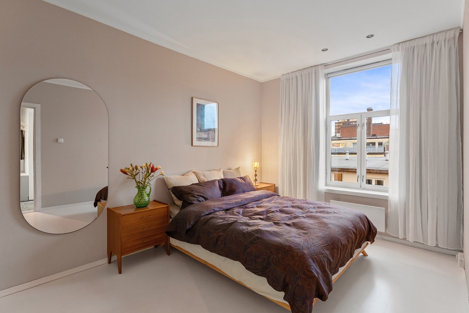 Meget romslig soverom med god plass til dobbeltseng, nattbord og garderobeløsninger. Galleribilde