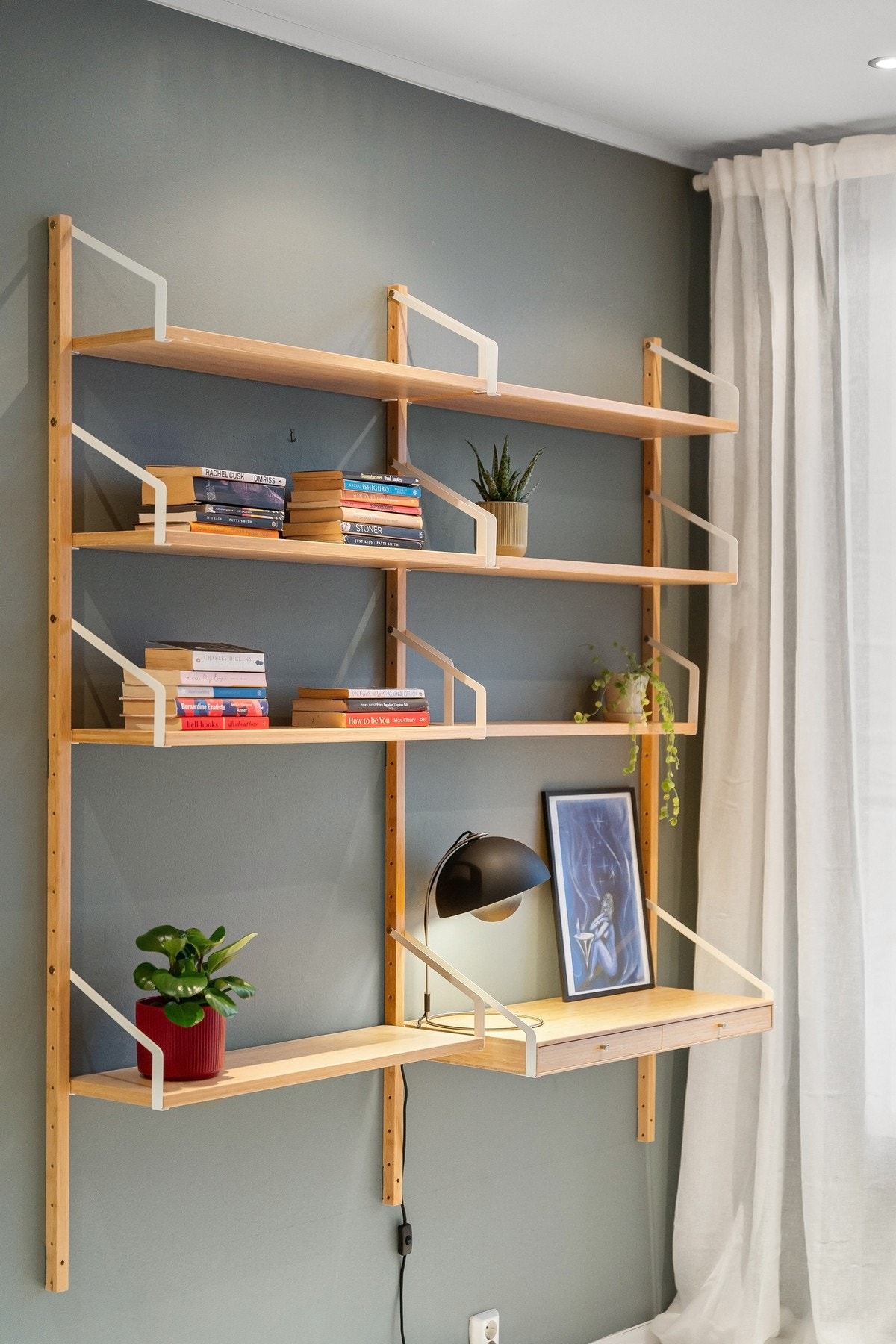 Boligen byr på gjennomgående gode kvaliteter og en moderne fargepalett. Galleribilde