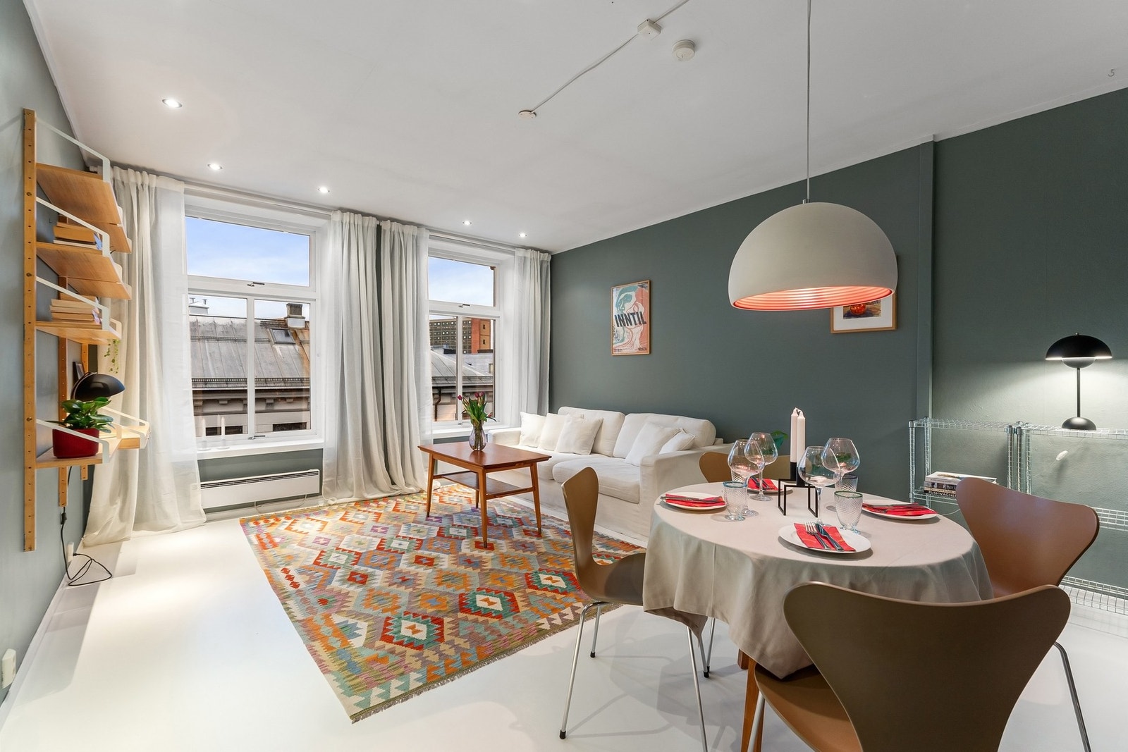 Her presenteres en lys og flott toppleilighet med solrik balkong - attraktiv beliggenhet på Tøyen. Galleribilde