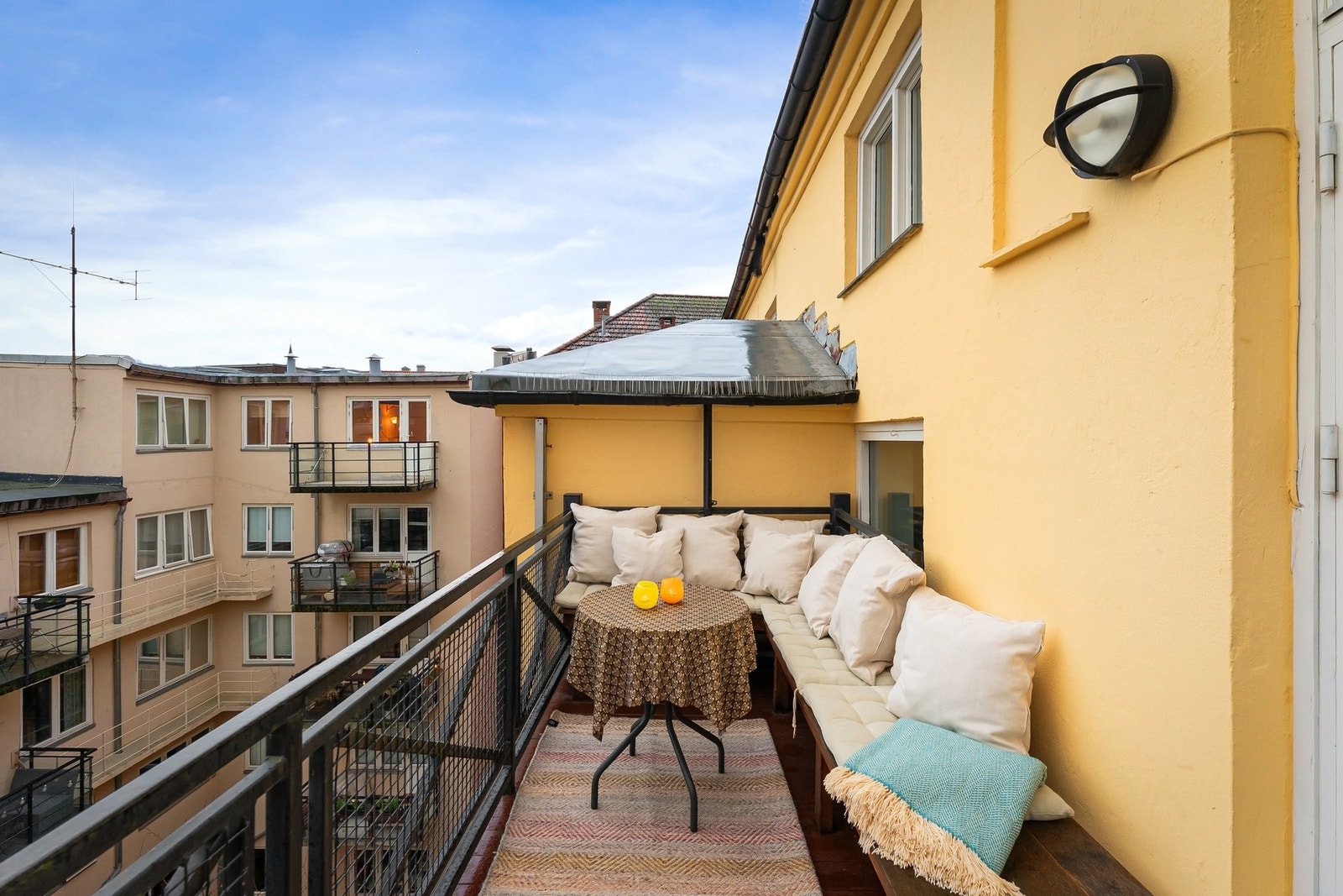 Fra kjøkkenet er det utgang til hyggelig og romslig balkong. Galleribilde