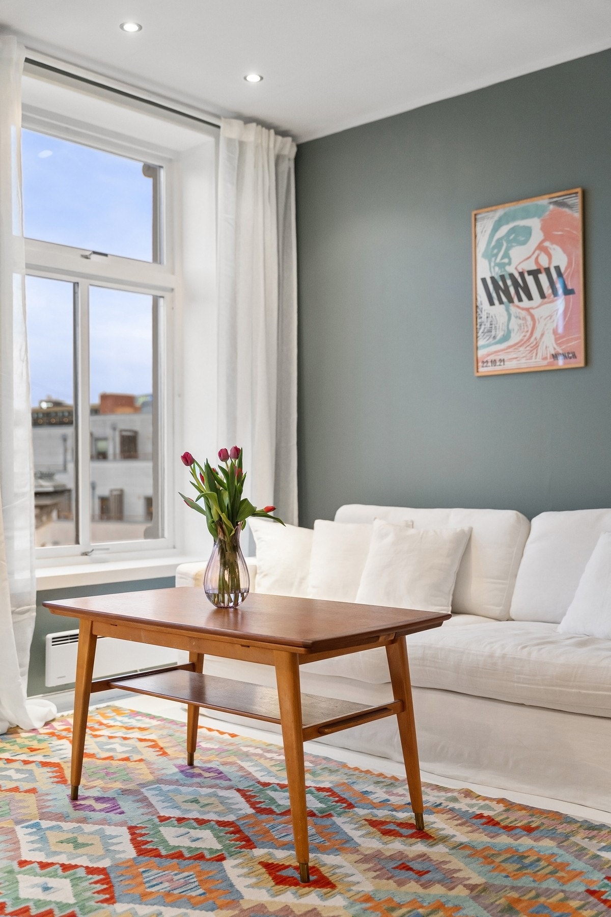 Rommet er meget romslig og luftig, med god plass til sofagruppe, tv-møblement og naturlig avsatt plass til stort spisebord. Galleribilde