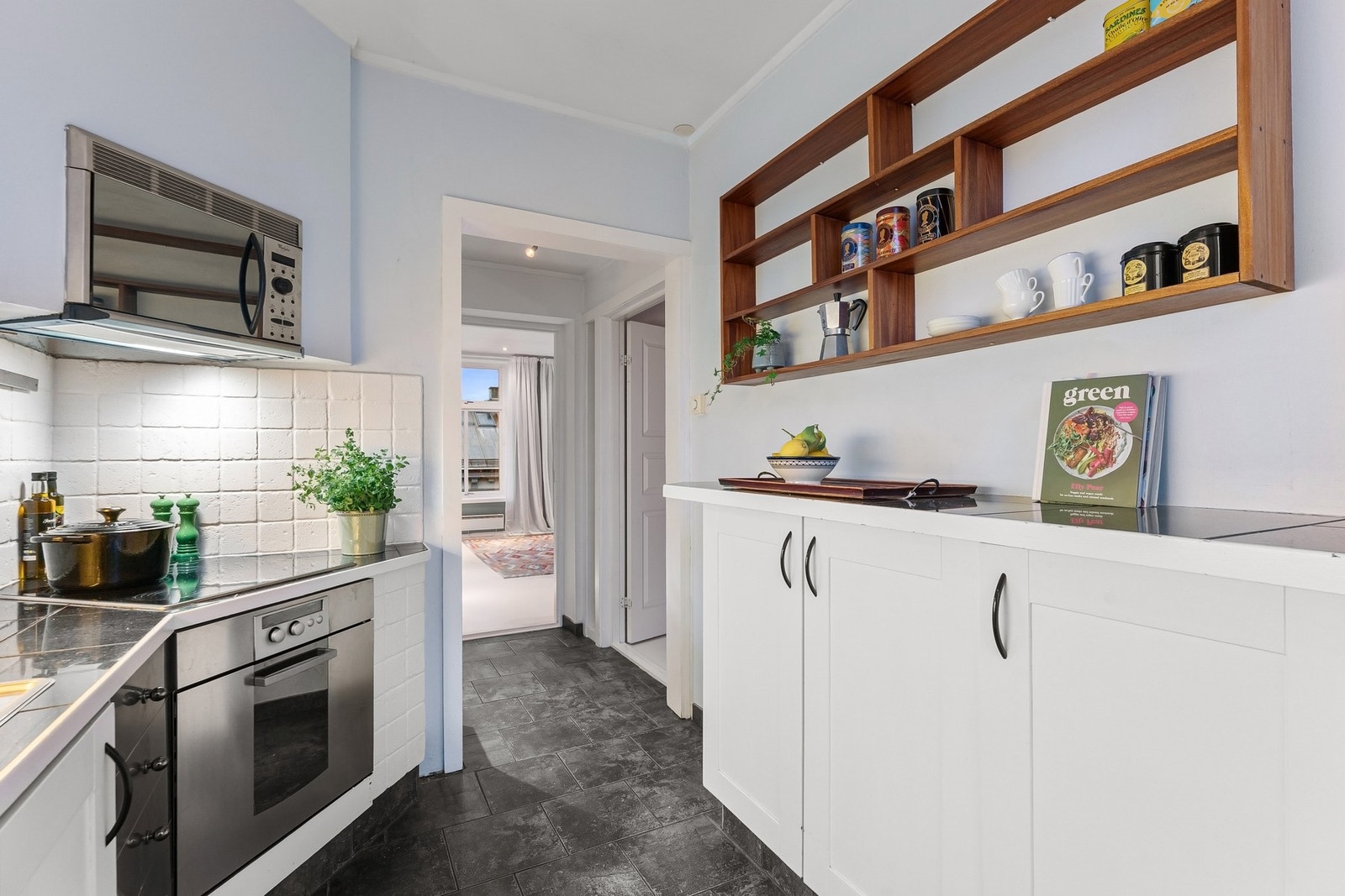 Kjøkkenet har opplegg for platetopp, oppvaskmaskin, stekeovn og kombi kjøl/frys. Galleribilde