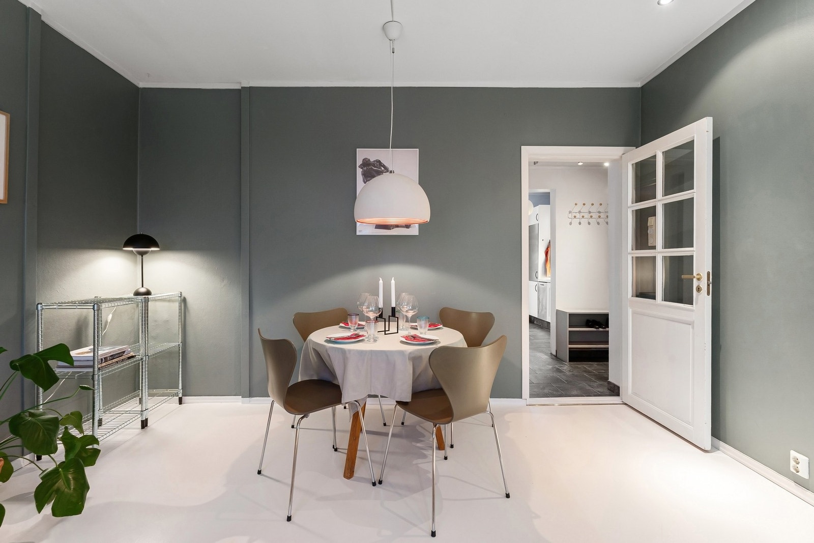 Enkel tilgang til separat kjøkken fra stue. Galleribilde