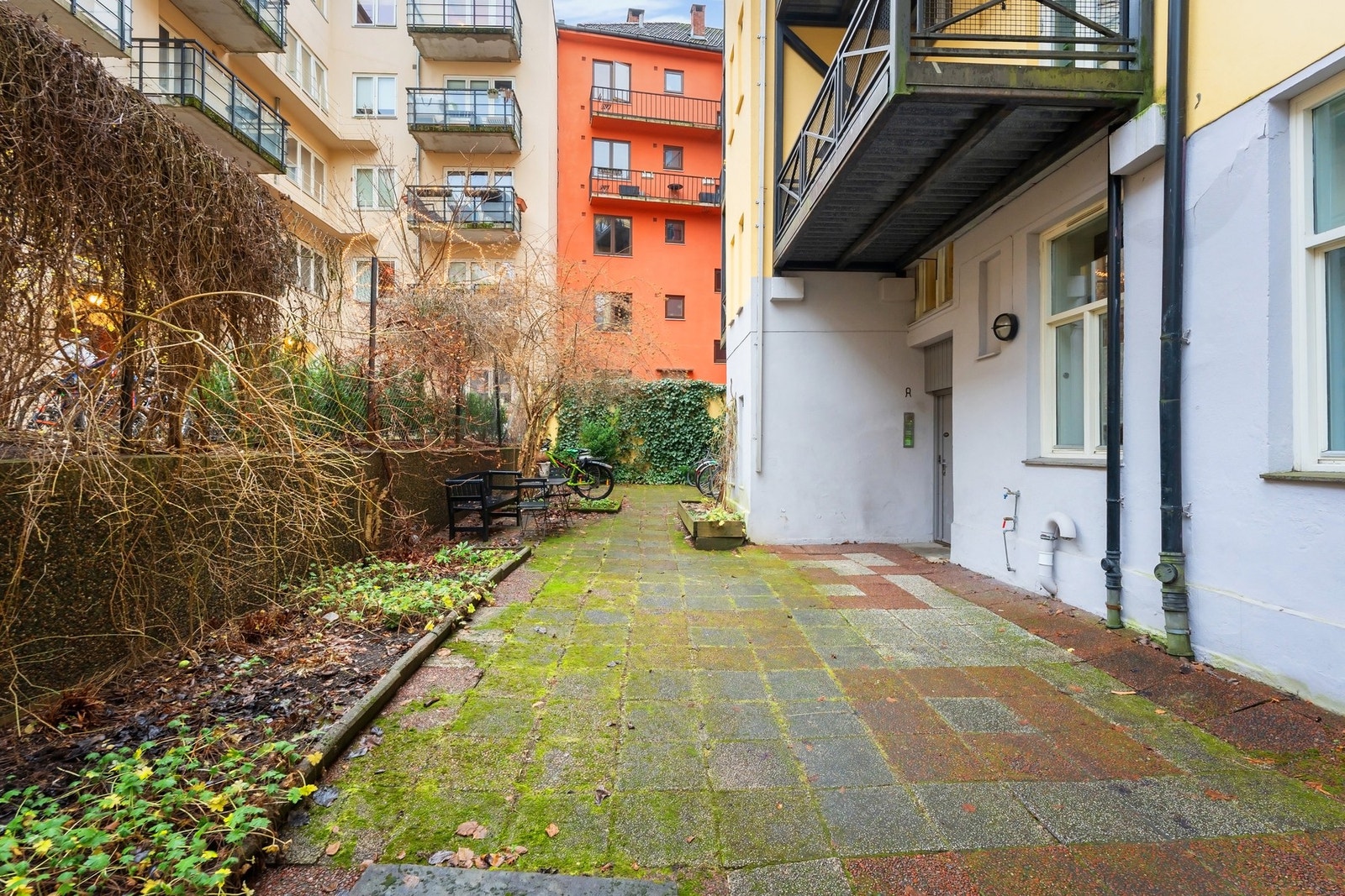 Store deler av leiligheten vender mot frodig og stille bakgård. Galleribilde