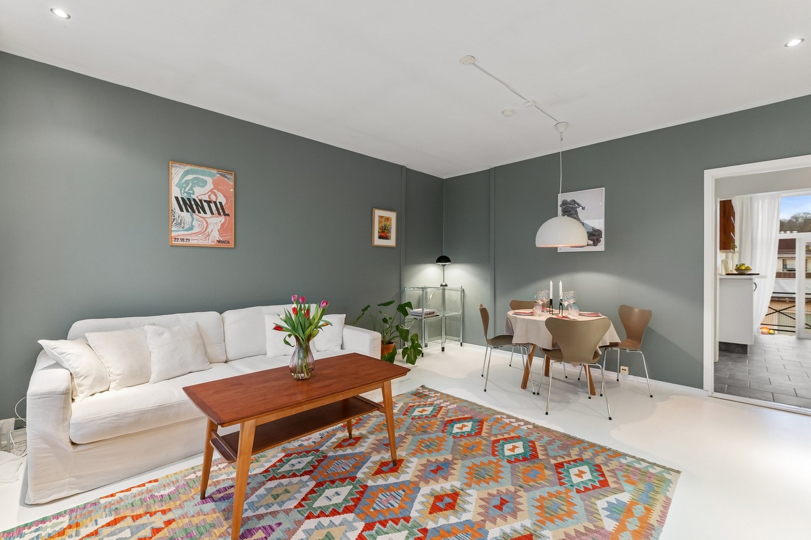 Store vindusflater og god takhøyde gir en luftig romfølelse. Galleribilde