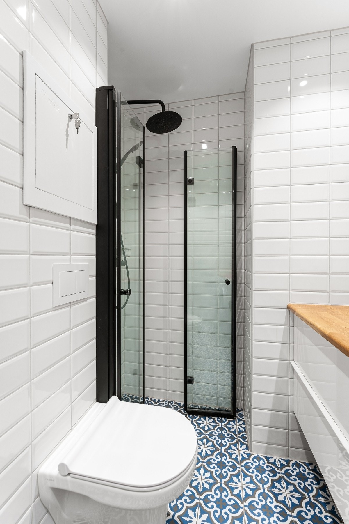 Her bys det på delikate fliser med behagelig gulvvarme, servantskap med glatte, folierte fronter, servantbolle på benk og speil på vegg over servant. Galleribilde