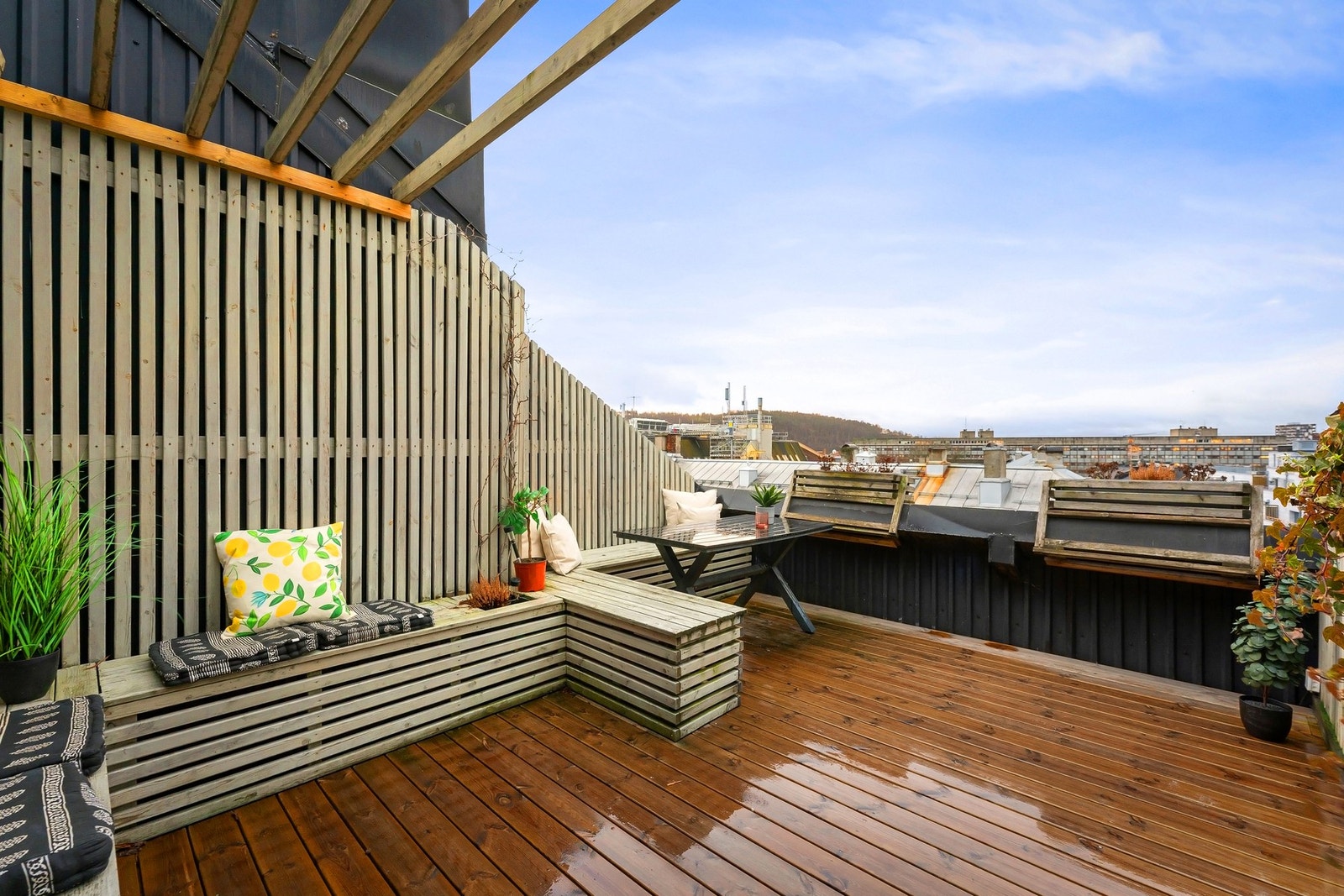 Bare noen trappetrinn opp har du tilgang til den nydelige takterrassen hvor det bys på utsikt til Ekeberg, Barcode og helt til Holmenkollen. Galleribilde