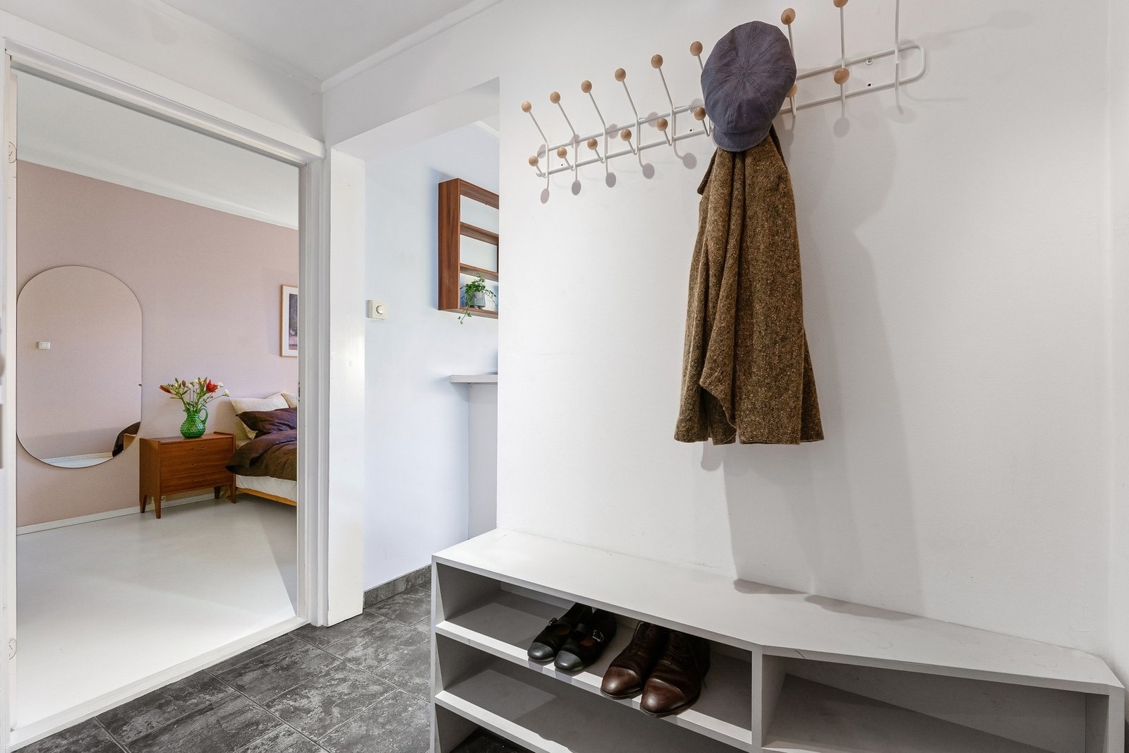 Innbydende entré med plass til oppheng av yttertøy og oppbevaring av sko. Galleribilde