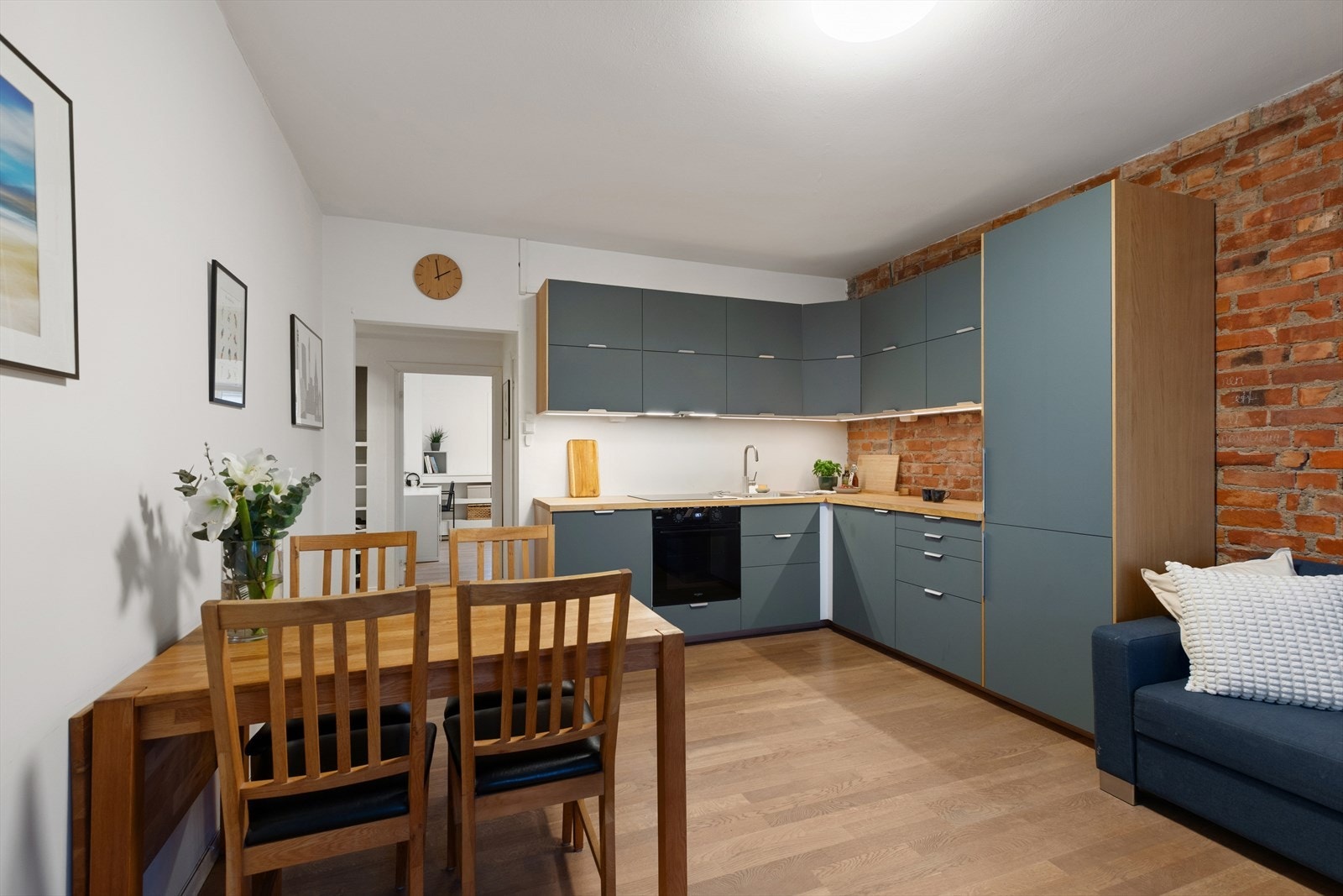 Leiligheten har en praktisk åpen stue- og kjøkkenløsning. Galleribilde