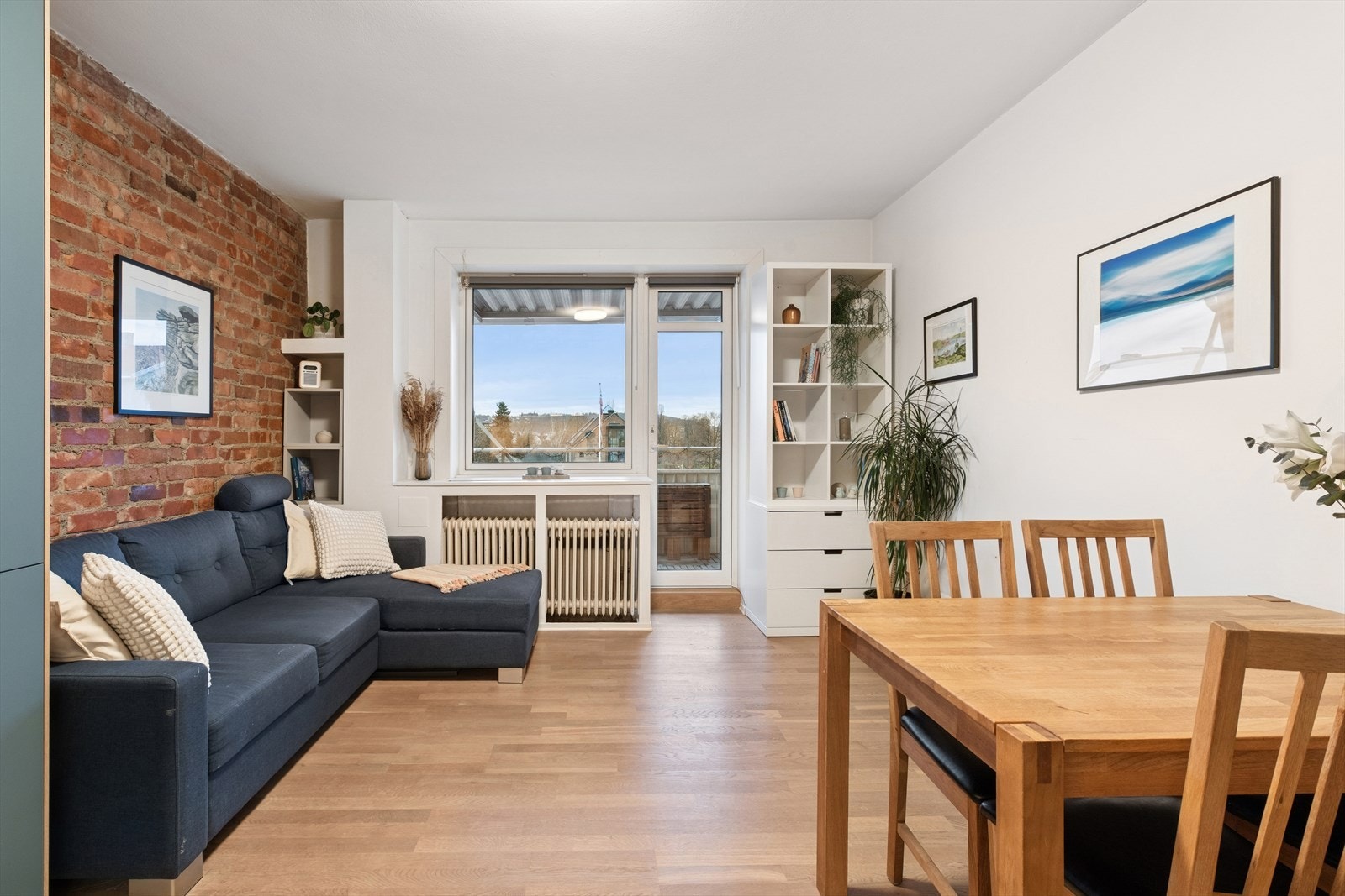 Stuen er av god størrelse og gir rom for en stor sofagruppe. Galleribilde