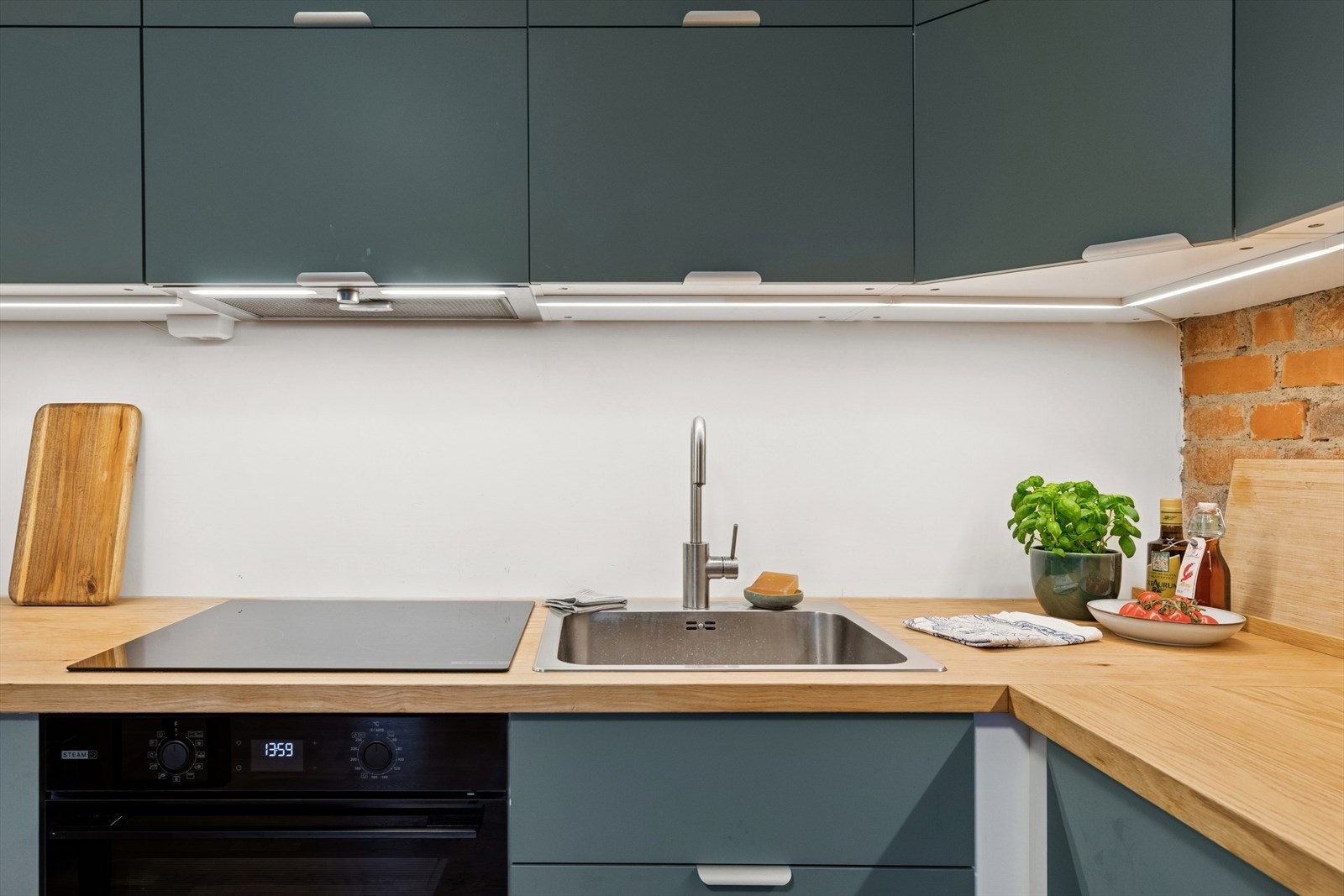 Av hvitevarer inneholder kjøkkenet integrert platetopp, komfyr, kjøl- og fryseskap samt oppvaskmaskin. Galleribilde