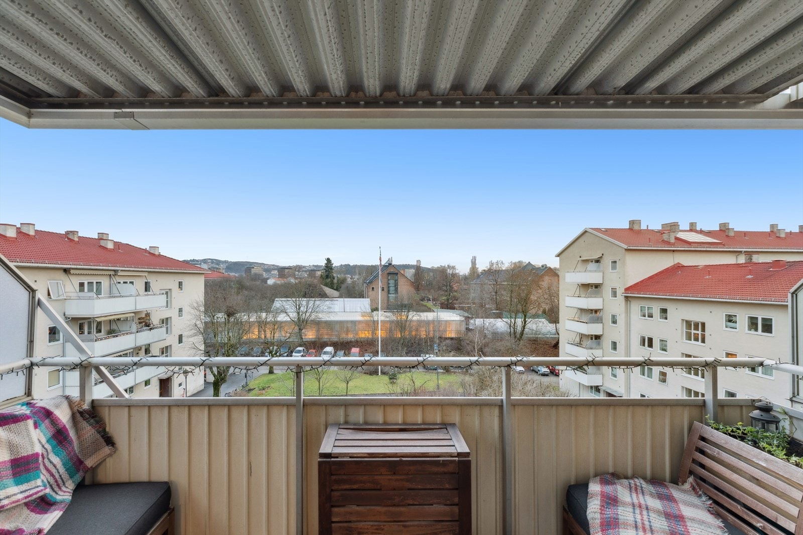 Romslig og solrik balkong på 8 kvm med fritt utsyn mot Botanisk Hage. Galleribilde