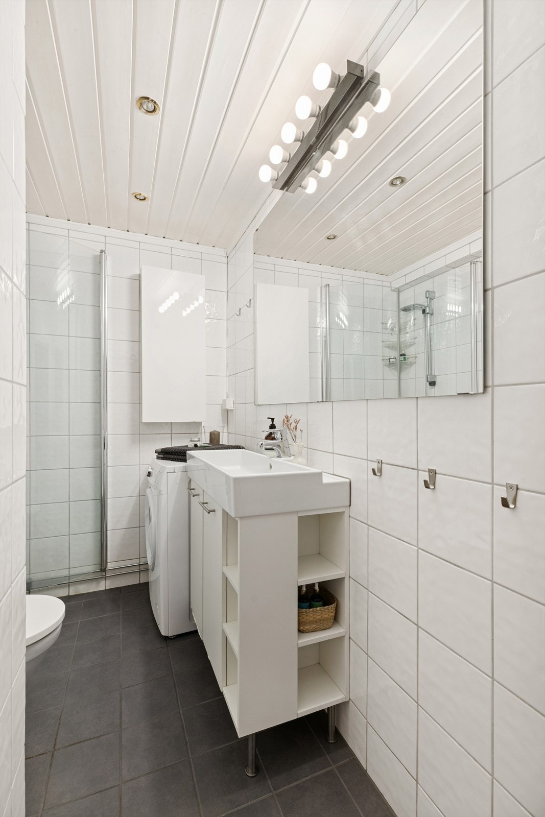 Pent flislagt bad fra 2006 med varmekabler i gulv. Galleribilde