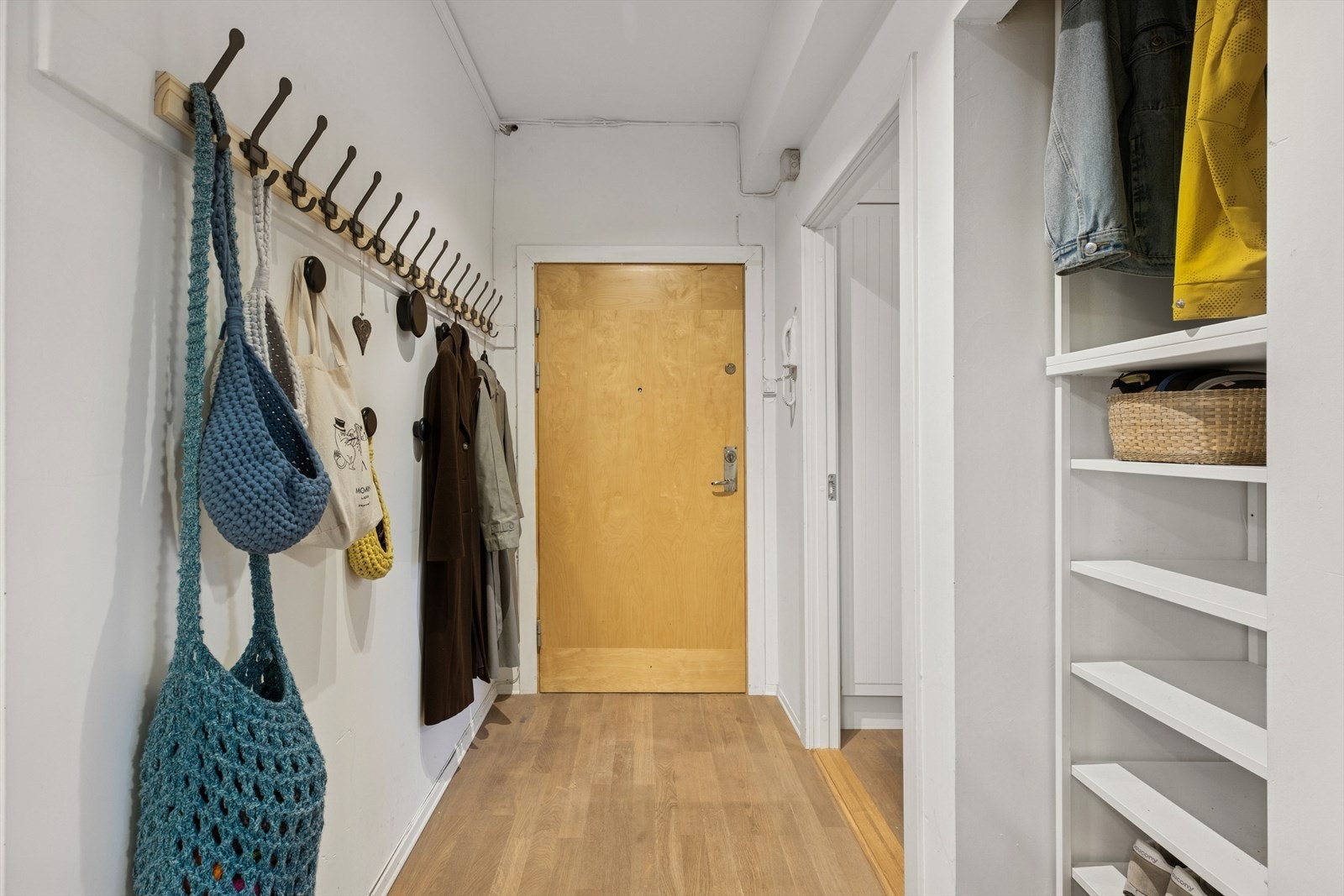 Gangen har en innvendig bod/skap som kan benyttes til oppbevaring. Galleribilde