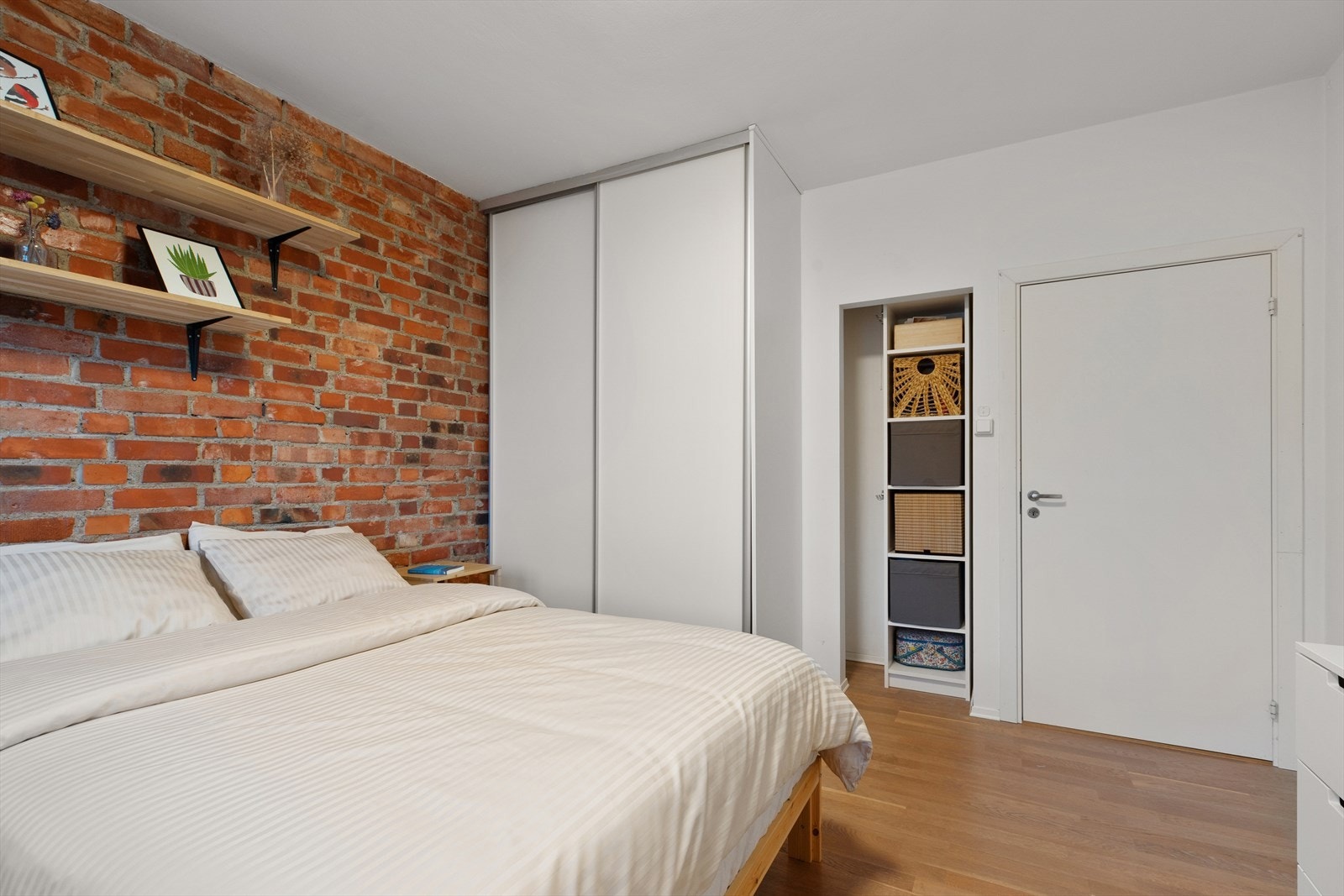 Her er det god plass til oppbevaringssystemer samt en romslig dobbeltseng med tilhørende møblement. Galleribilde