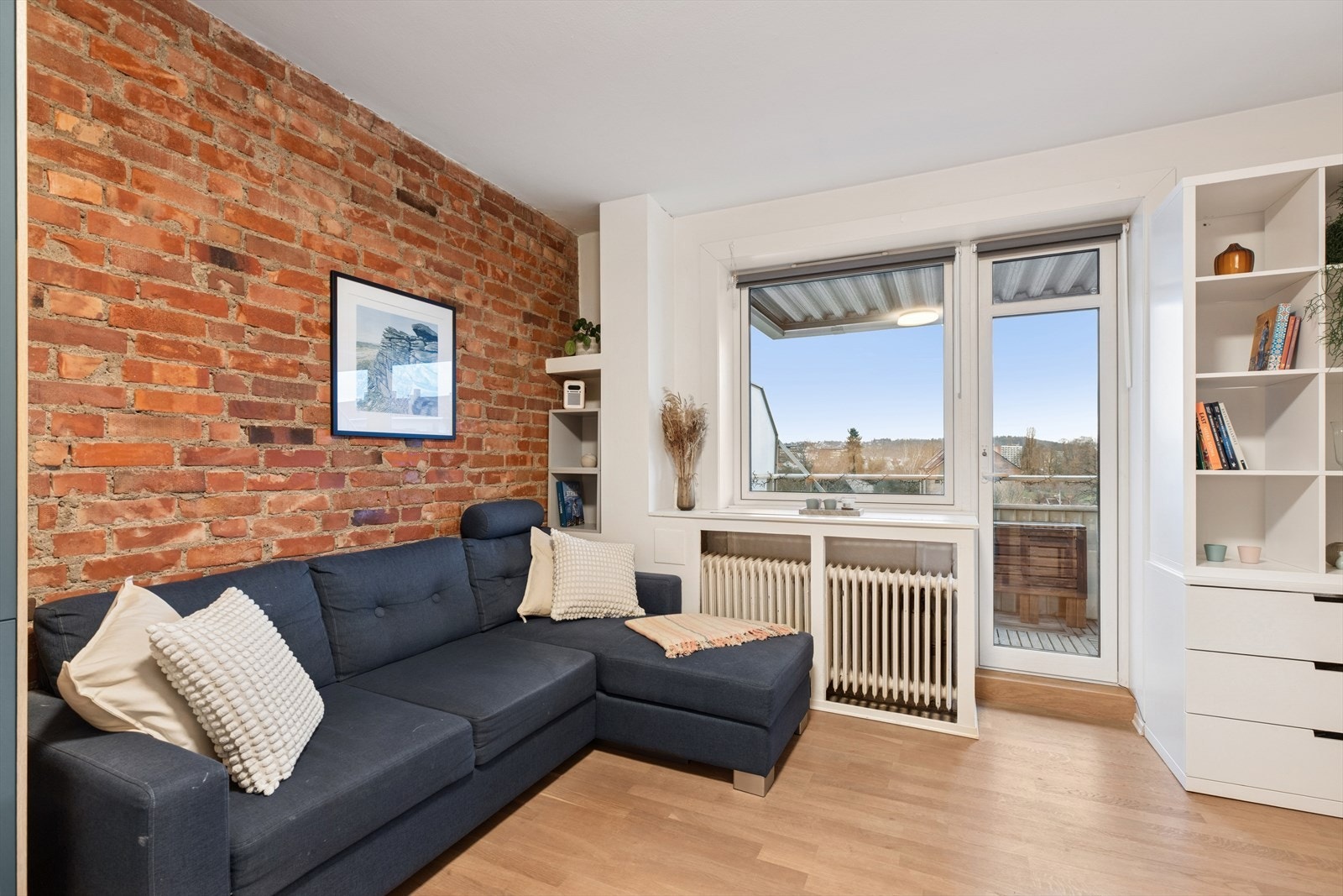 Fra stuen har man adgang til leilighetens sydvendte balkong. Galleribilde