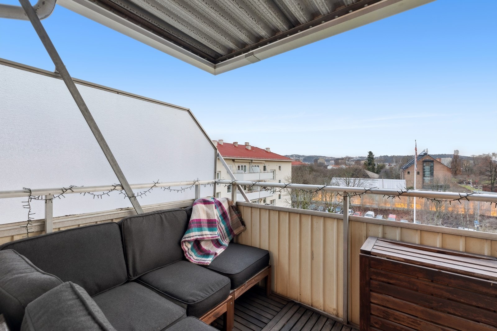 Her kan du innrede med stor sittegruppe og grill, samt dyrke både blomster, urter og grønnsaker da balkongen har gode solforhold. Galleribilde