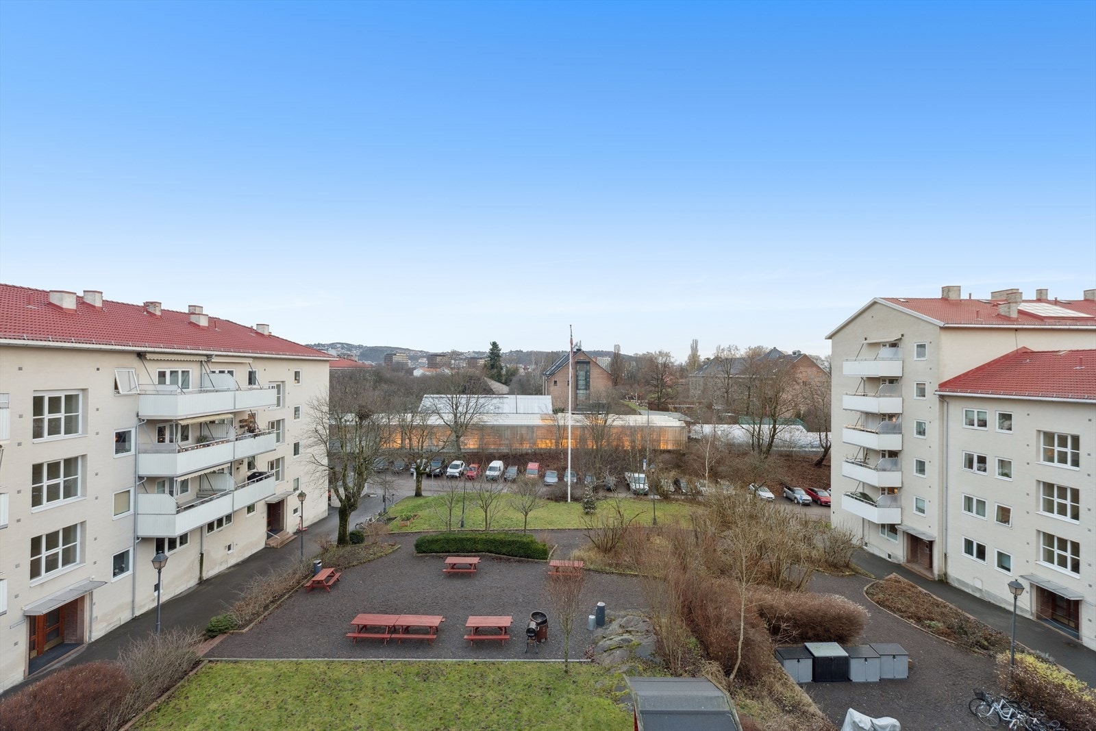 Utsikt fra balkongen mot Botanisk Hage og rolig bakgård. Galleribilde