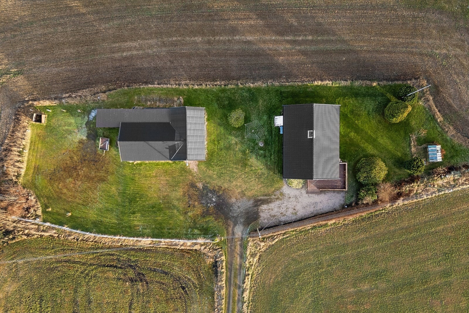 Naturskjønne omgivelser omkranser en innholdsrik eiendom i ende av blindvei - gode parkeringsmuligheter - Tak skiftet i 2020 Galleribilde