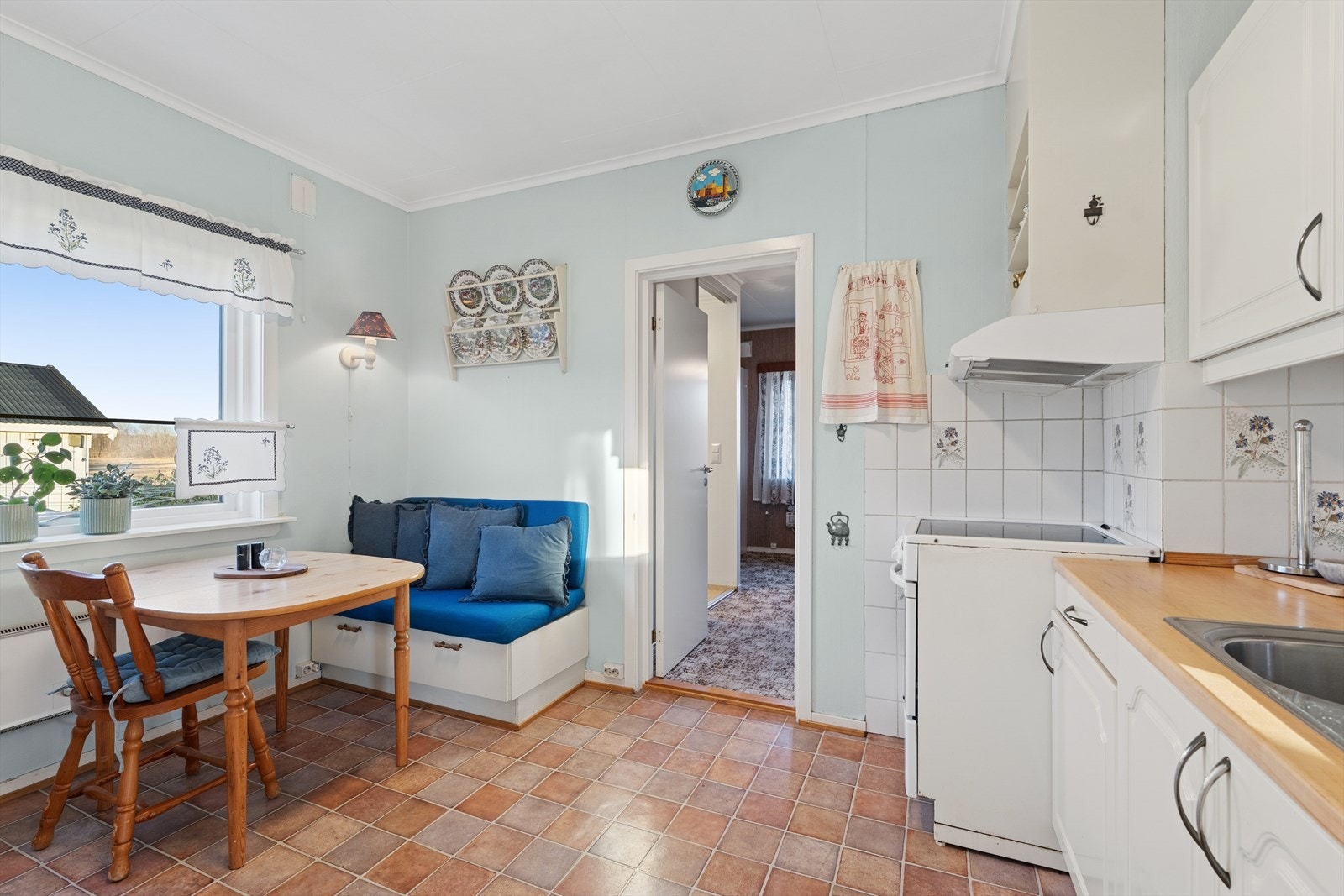 Innredningen består av lysmalte profilerte fronter, laminat benkeplate og fliser over benk - hvitevarer medfølger handelen Galleribilde