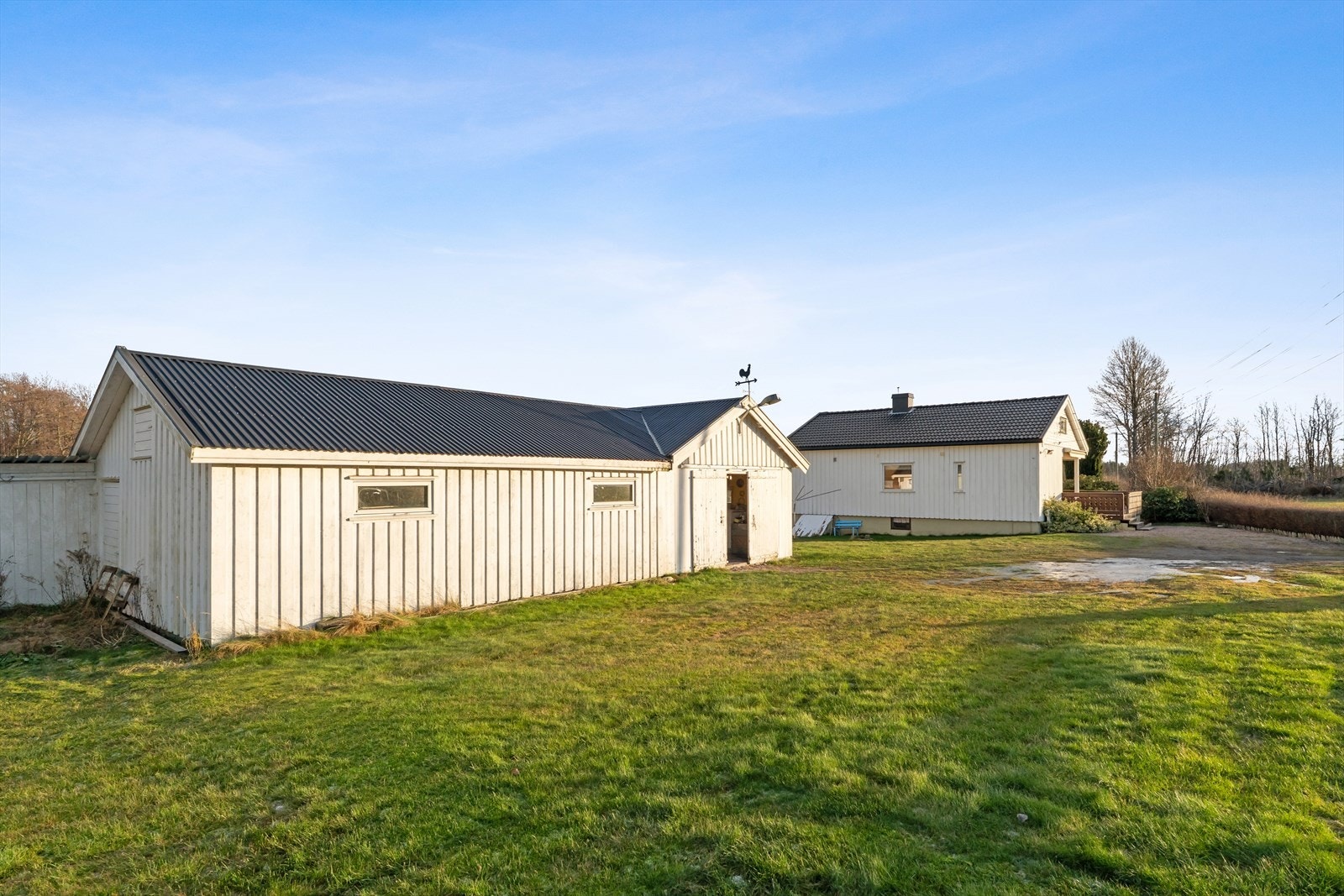 Den romslige garasjen går det enkelt å oppbevare alt av redskap du skulle trenge Galleribilde