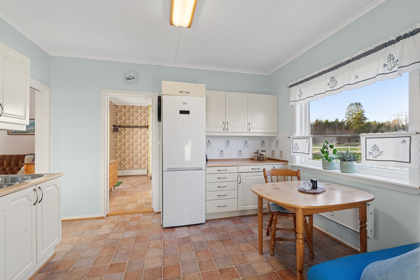 Fra gangen har du tilgang til badet, trapp nedgangen til kjelleren og kjøkkenet Galleribilde