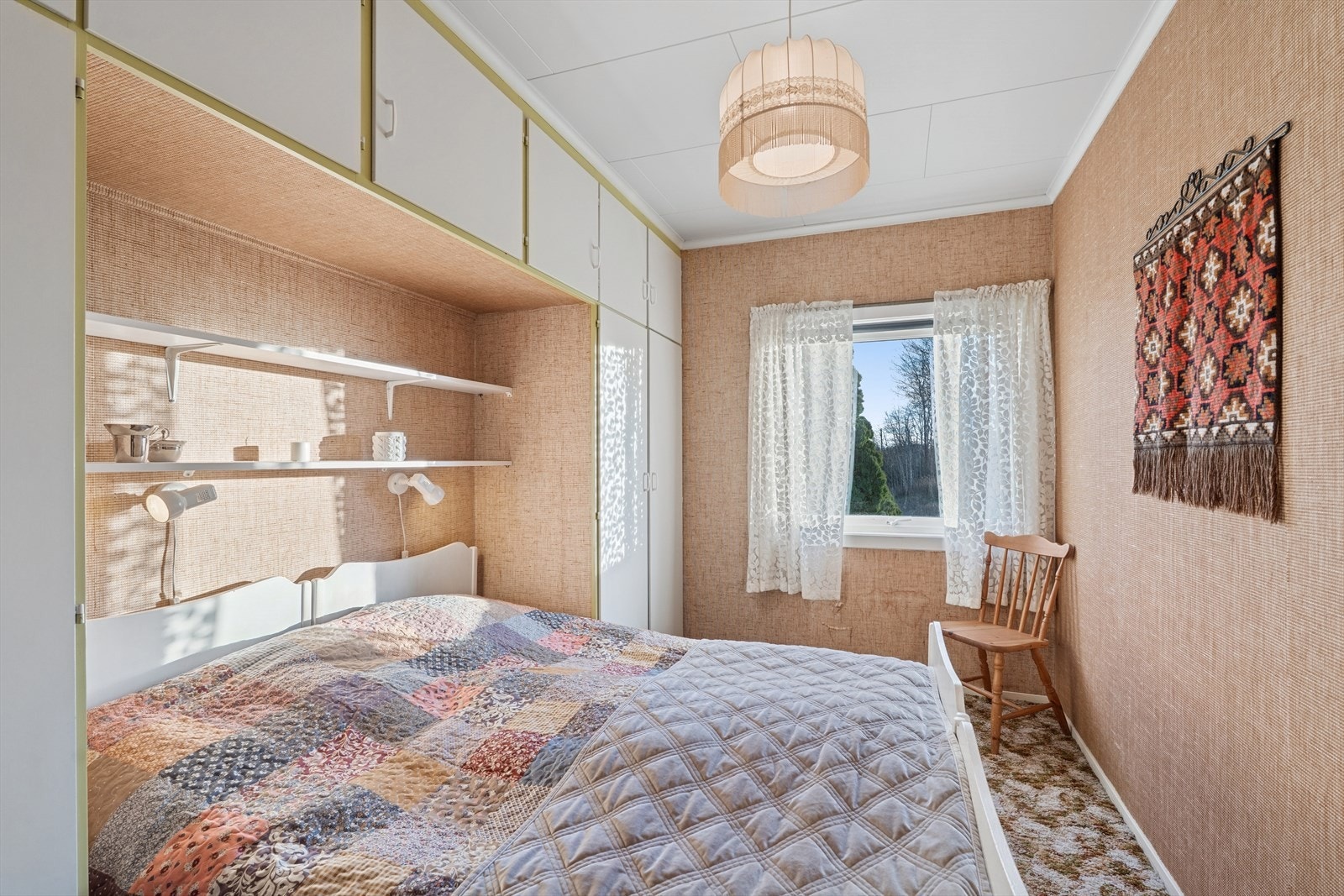 Sør-vestvendt vindu sørger for rikelig med naturlig lys Galleribilde