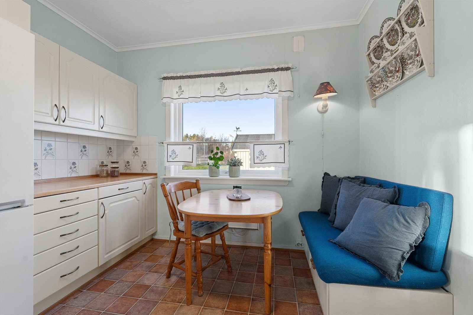 Kjøkkenet har en tidløs innredning hvor du fint får plass til kjøkkenbord - gode oppbevaringsmuligheter i over- og underskap Galleribilde