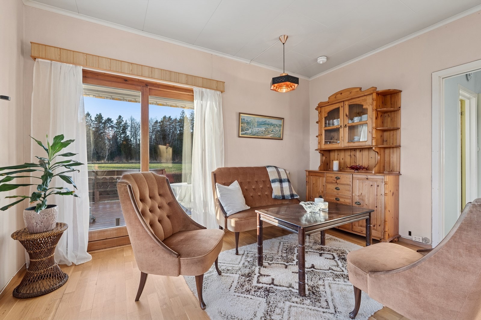 Stuen er møbleringsvennlig og kan enkelt møbleres med spisestue og sofakrok Galleribilde