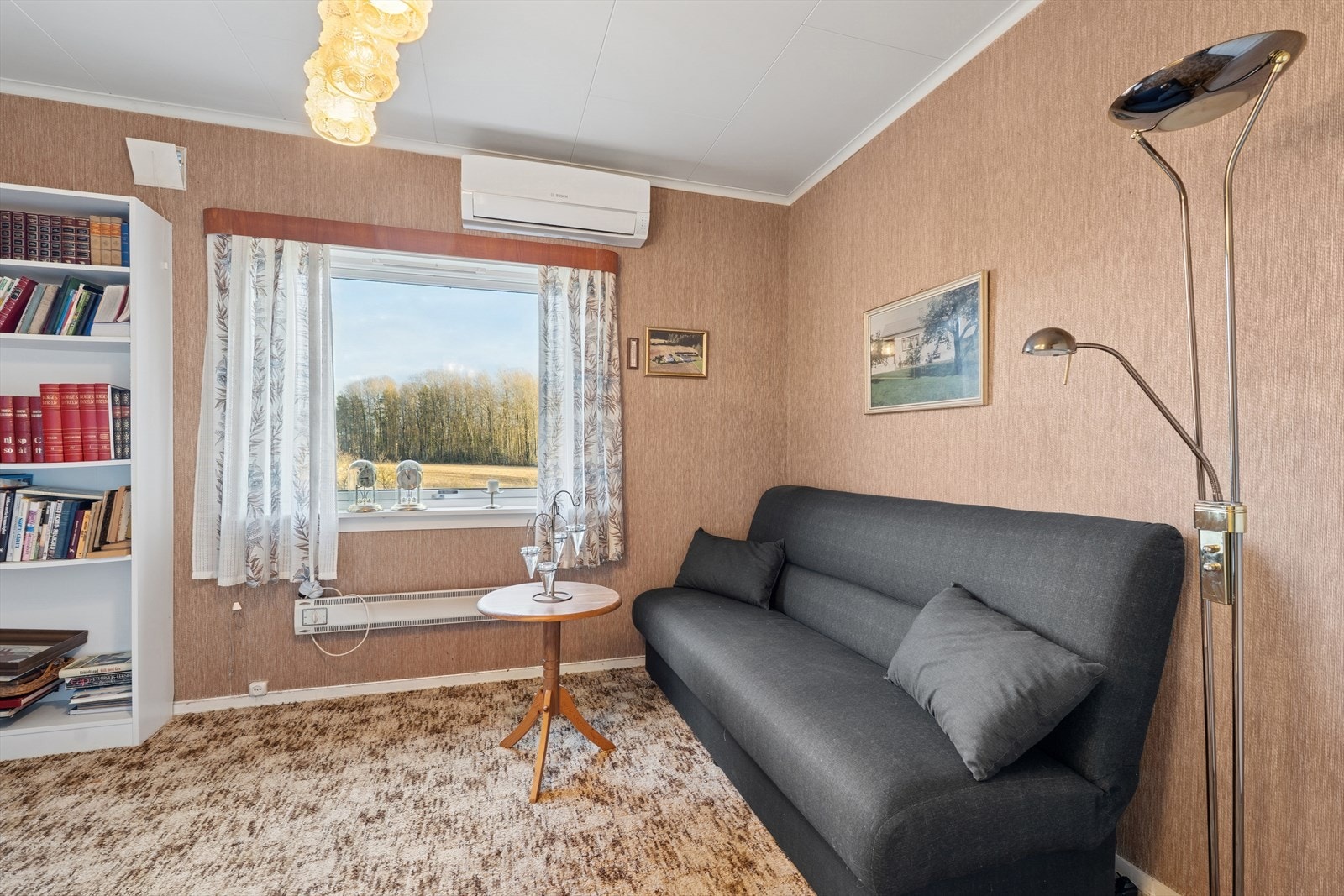 Gjestesoverommet er tilkoblet kjøkkenet og har god plass for dobbeltseng, nattbord og garderobeskap - varmepumpe Galleribilde