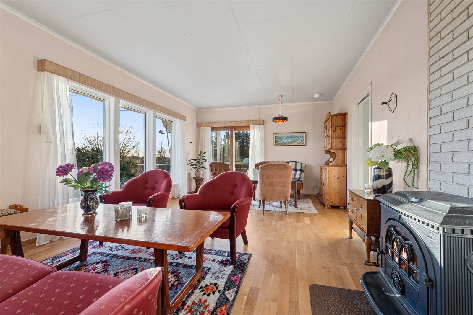 Det er gode vindusflater som slipper inn mye lys som gir rommet en luftig atmosfære - peisovn sørger for lun temperatur på kalde høst/vinterdager Galleribilde