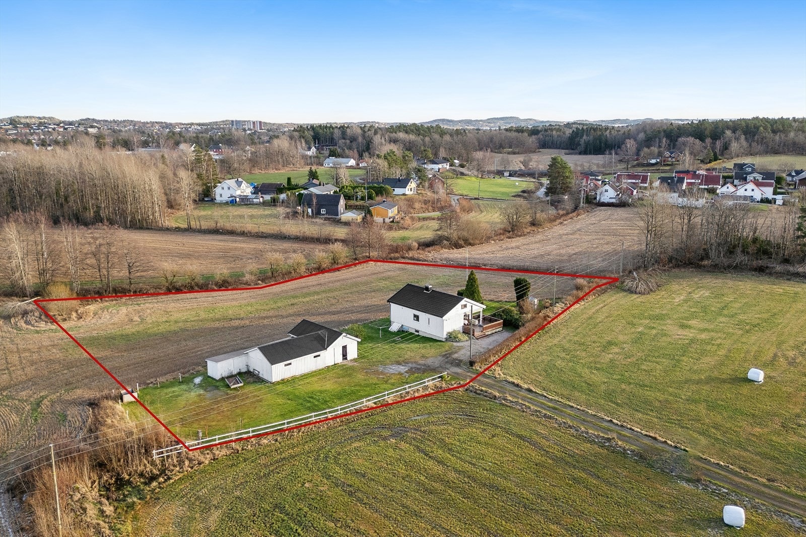 Garasje på 94 kvm med tre stallplasser og gode lagringsmuligheter for diverse redskap - jorda kan benyttes til beite som gjør det enkelt å ha hest! Galleribilde