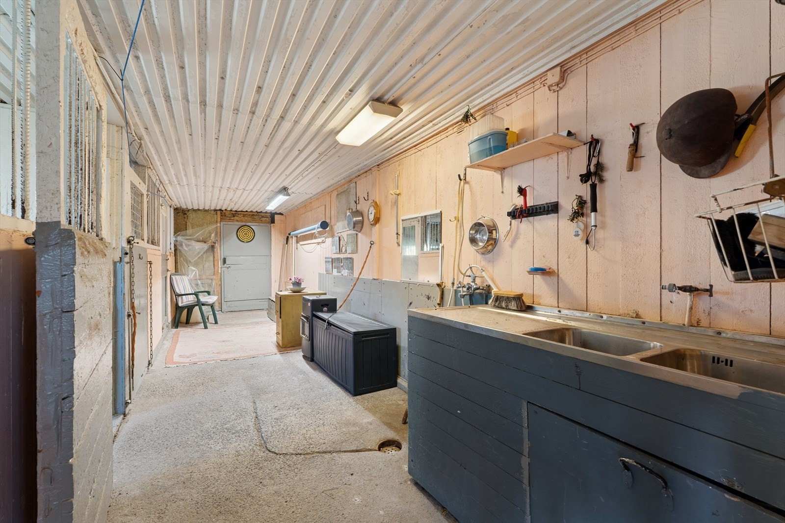Praktisk stallområde med vaskekummer og gode oppbevaringsmuligheter - ideelt for hest eller andre smådyr Galleribilde
