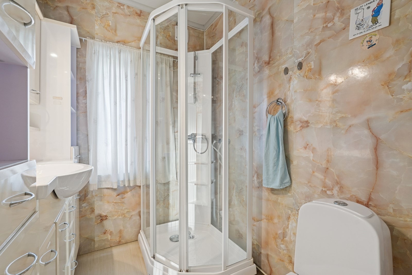 Badet av eldre dato er utført med vinylbelegg på gulv og baderomsplater på vegger - oppgradering bør påregnes Galleribilde