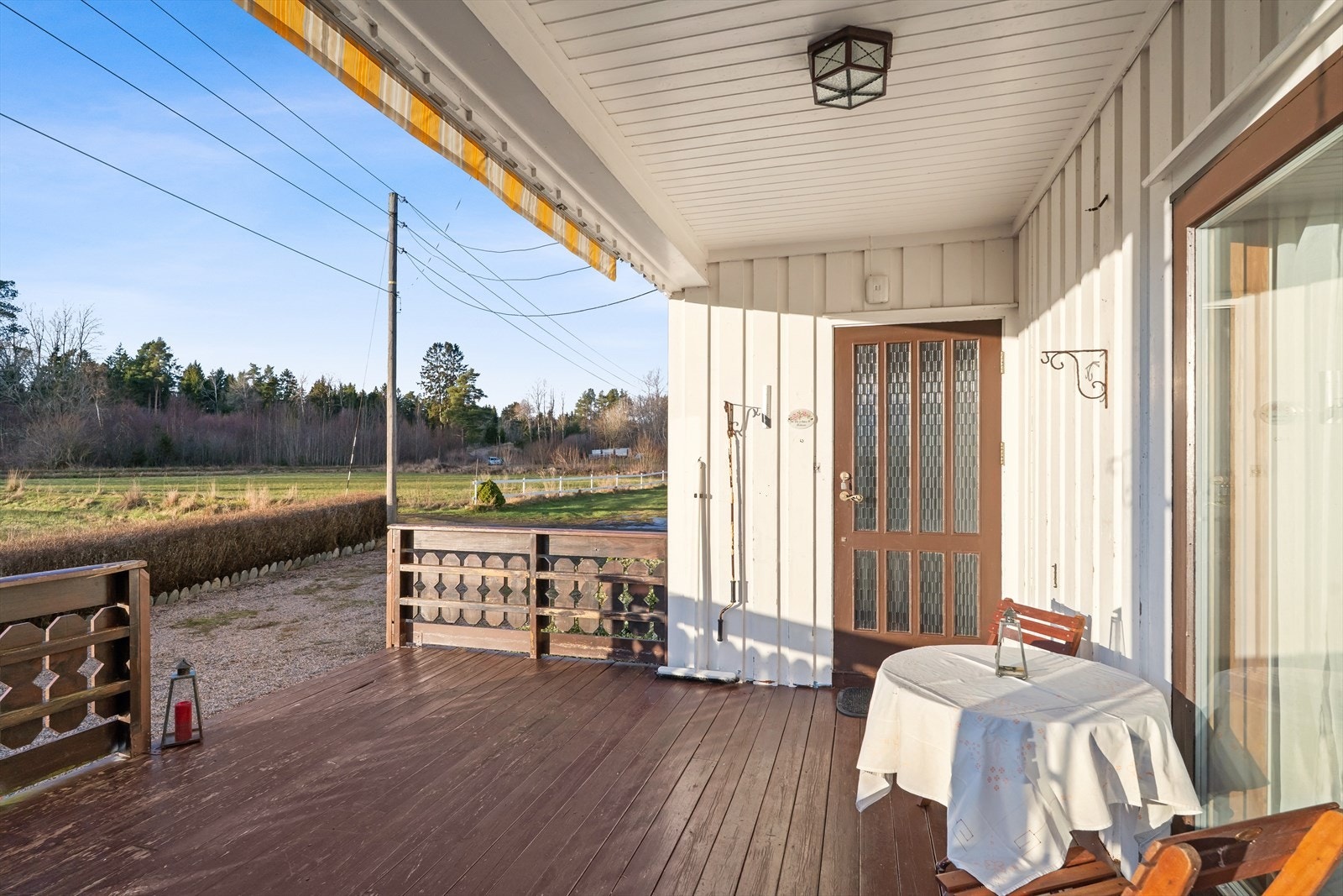 Et overbygget inngangsparti sørger for god komfort når du kommer hjem Galleribilde