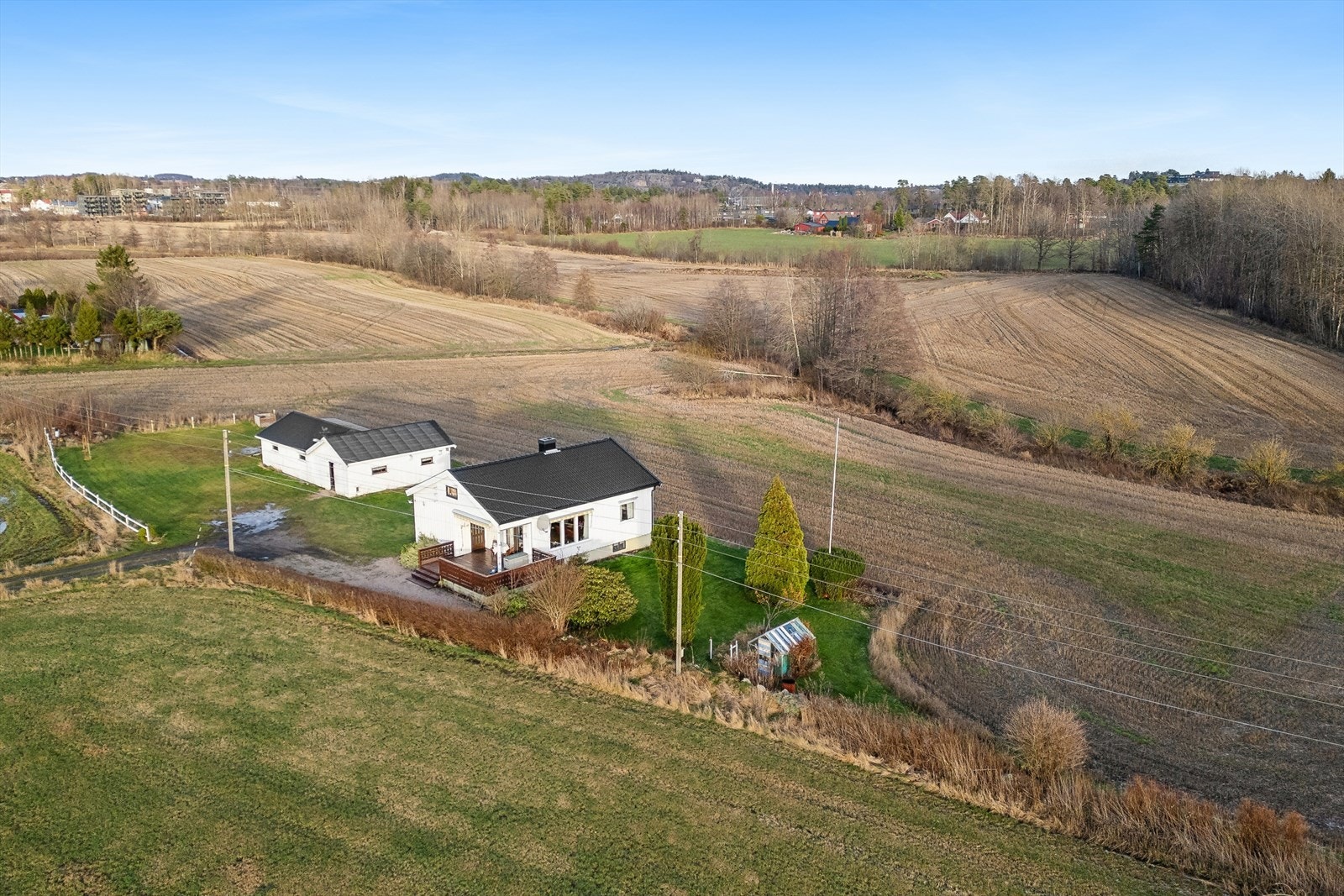 Eiendommen på hele 6.026 kvm består av ca. 4.600 kvm fulldyrka jord - en drøm for alle som elsker å pusle i hagen og nyte tilværelsen utendørs! Galleribilde