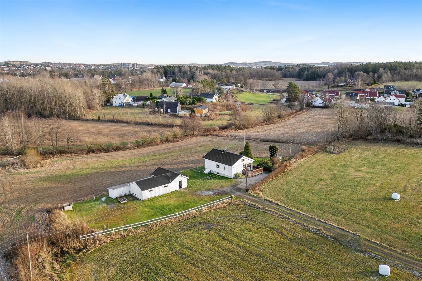 Romslig tomt med gode muligheter for dyrking, dyrehold eller hobbyprosjekter Galleribilde