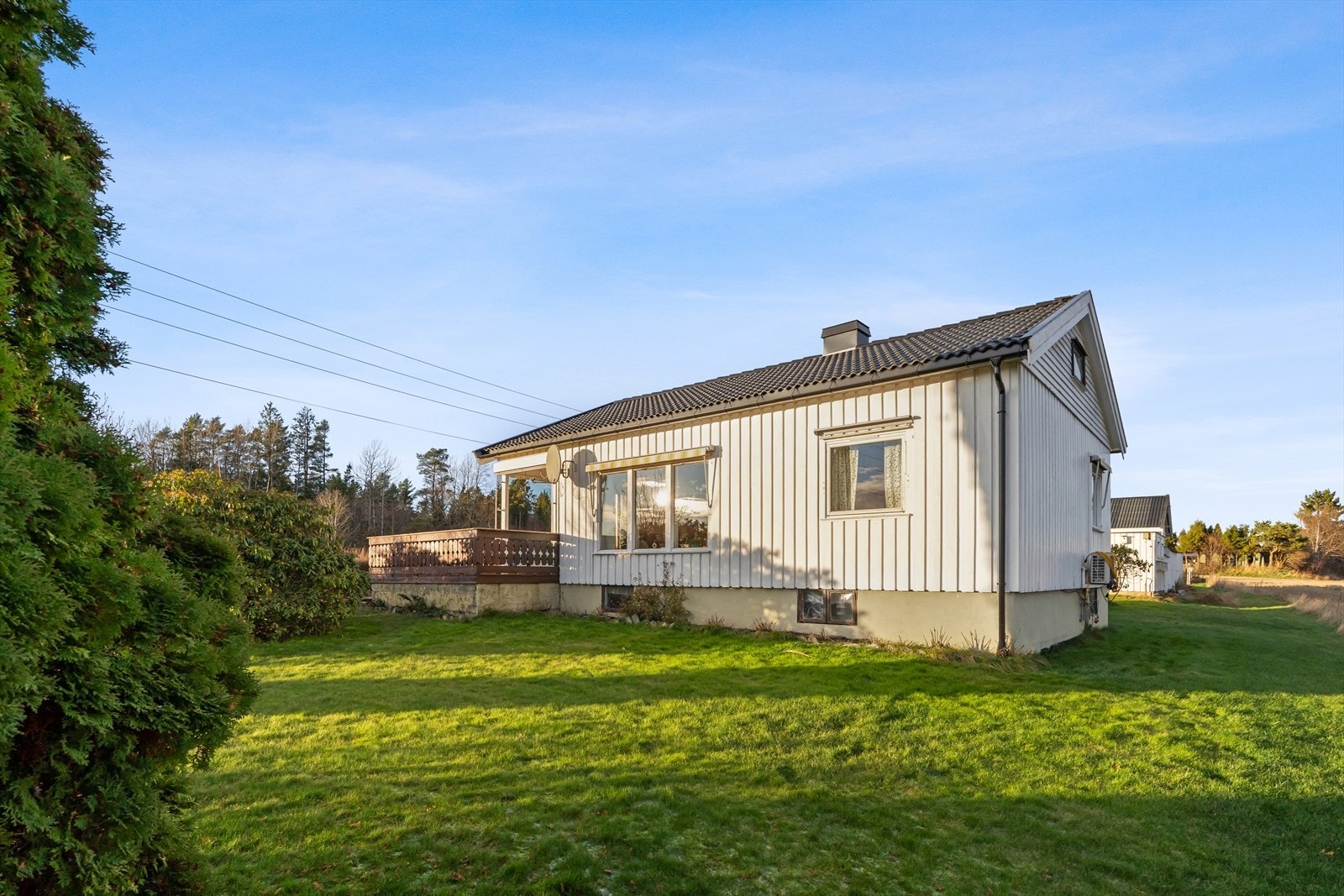 Her får du en sjelden kombinasjon av landlig idyll, ro i hverdagen og fortsatt nærhet til dagligvarebutikker, skoler, barnehager og Sandefjord sentrum Galleribilde