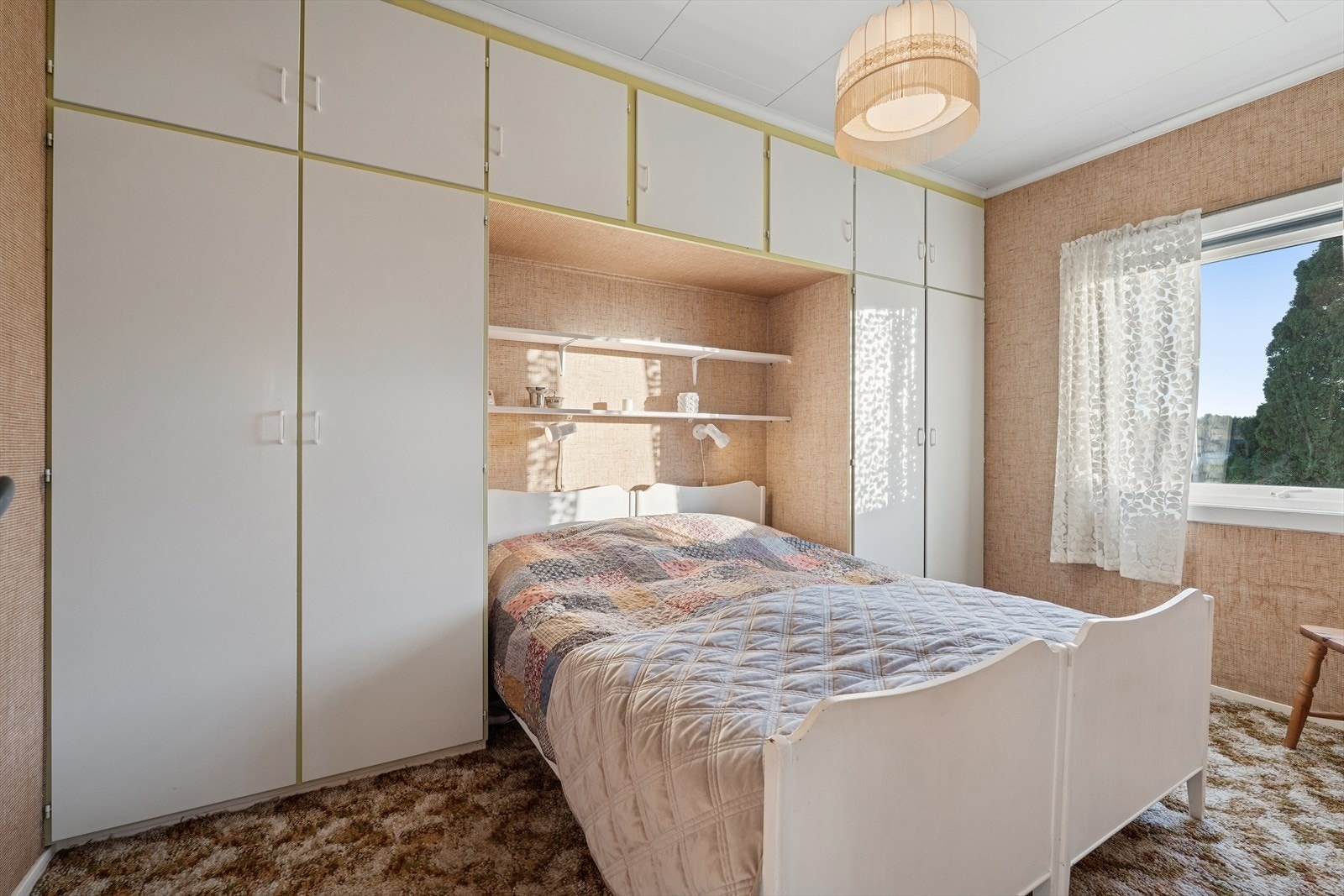 Hovedsoverommet har god plass for dobbeltseng, samt rikelig med oppbevaring i integrerte garderobeløsningen Galleribilde