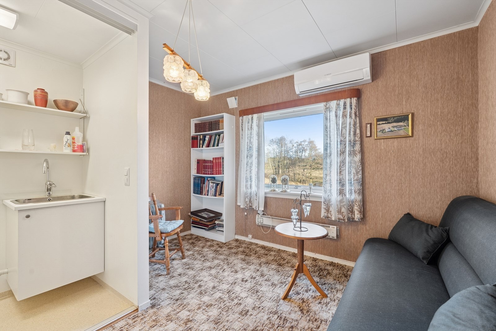 Dette rommet egner seg godt som et gjesterom eller en tv-stue, alt etter eget behov! - tilknyttet soverommet har du et skyvedørsskap med montert vask og oppgaveringsrom Galleribilde