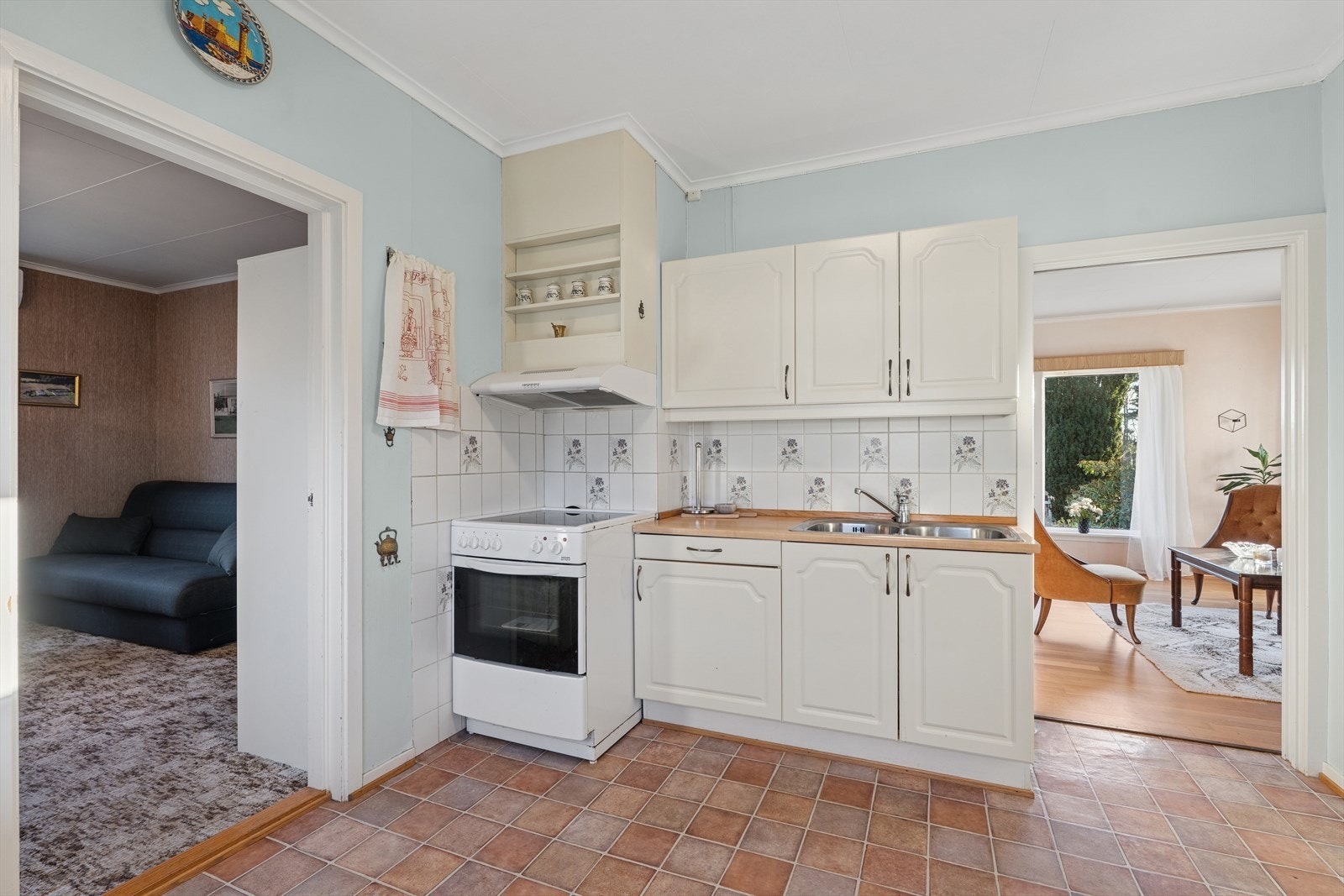 Fra kjøkkenet er det videre adkomst til stuen Galleribilde