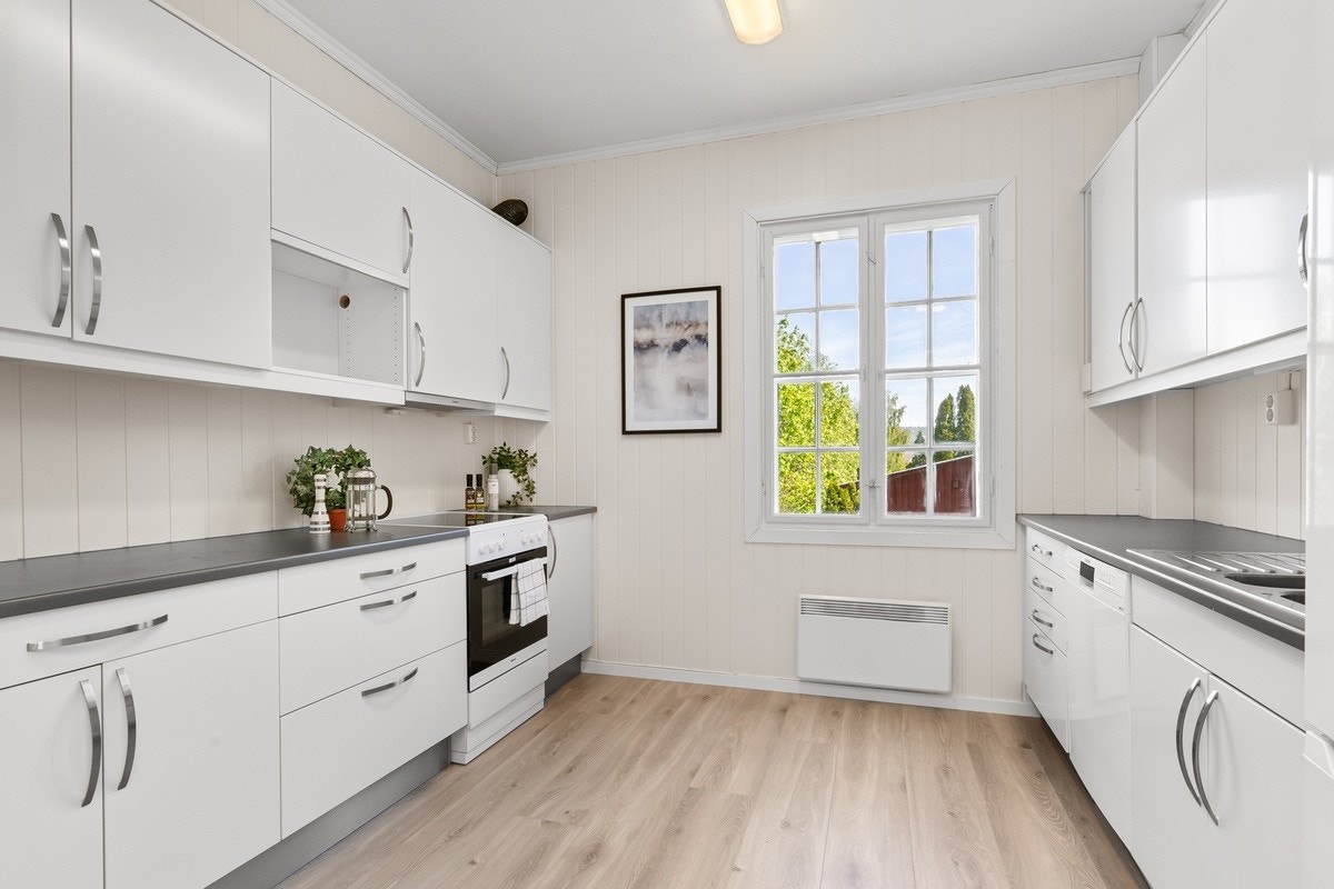 I 1 etg finner vi et komplett nytt kjøkken utstyrt med alt du trenger! Galleribilde